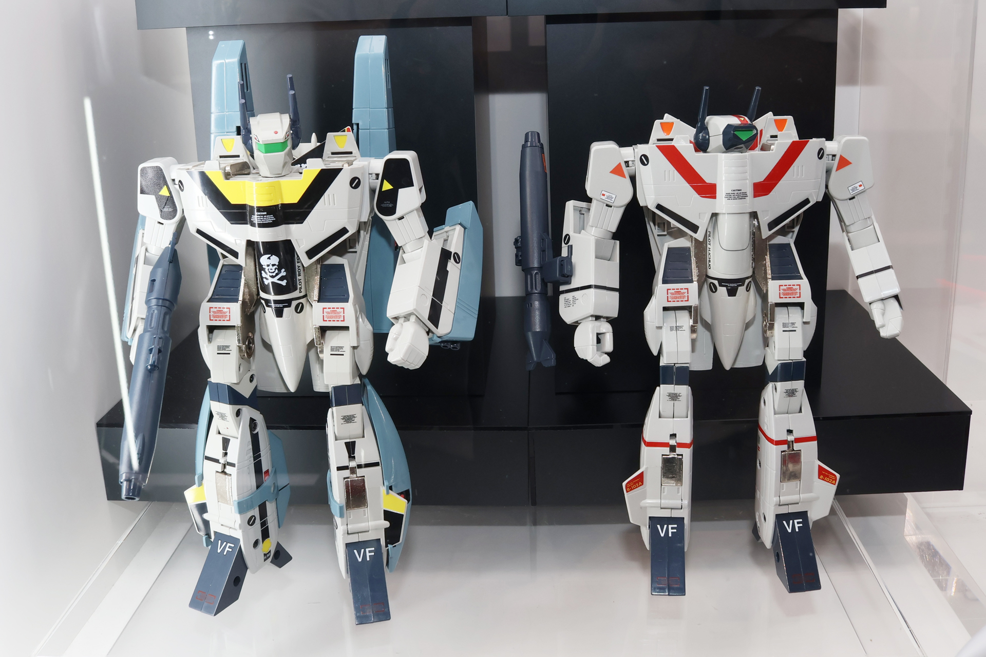 左から「オリジン・オブ・バルキリー VF-1Sバルキリー ロイ・フォッカースペシャル＋スーパーパックセット45th Anniv.」、「オリジン・オブ・バルキリー VF-1J バルキリー45th Anniv.」