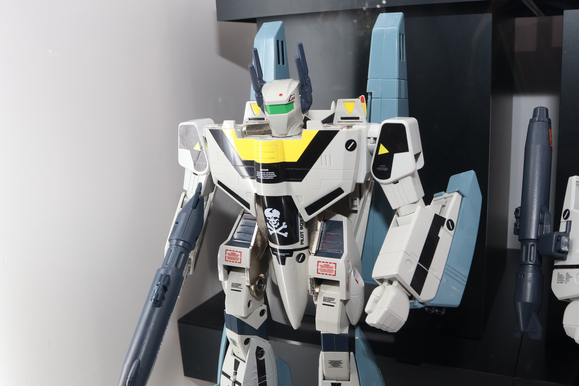 スーパーパックが装備されたVF-1Sロイ・フォッカースペシャルを再現。頭部の形状は当時の玩具のままだ