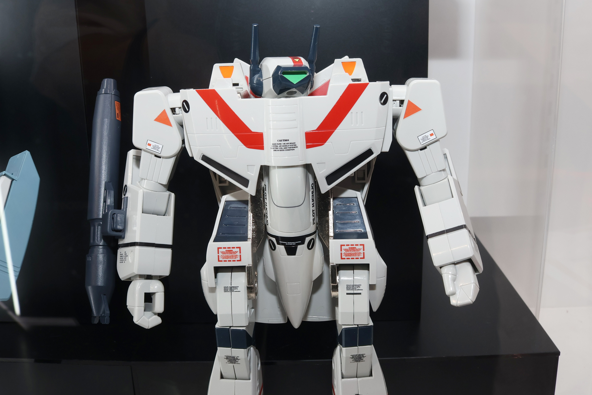 こちらはVF-1J。カメラ周囲を覆う濃紺カラーは玩具ならではのデザイン