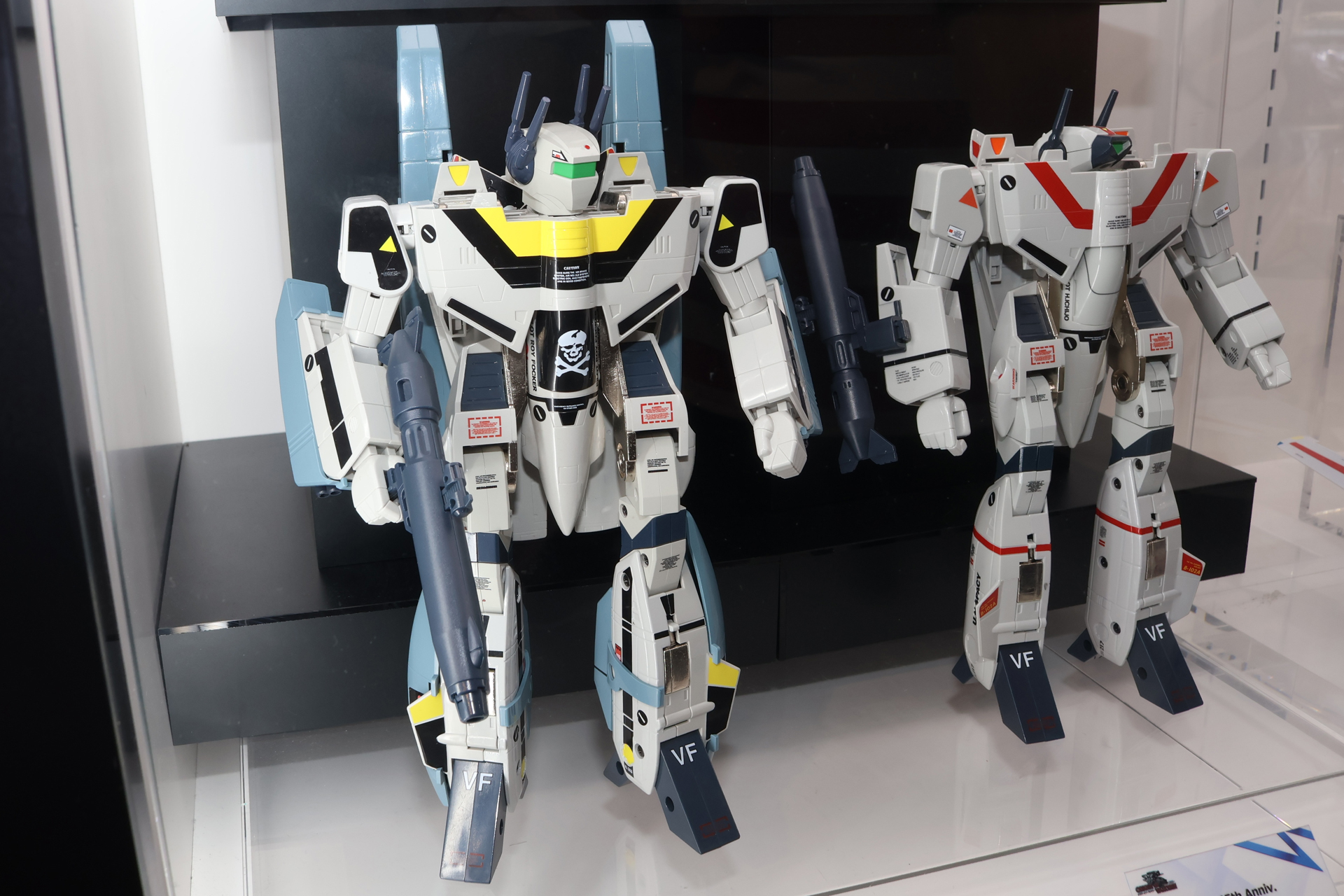 それぞれはバトロイドのスタイルで展示中。設定とは若干異なるプロセスで3タイプに完全変形する