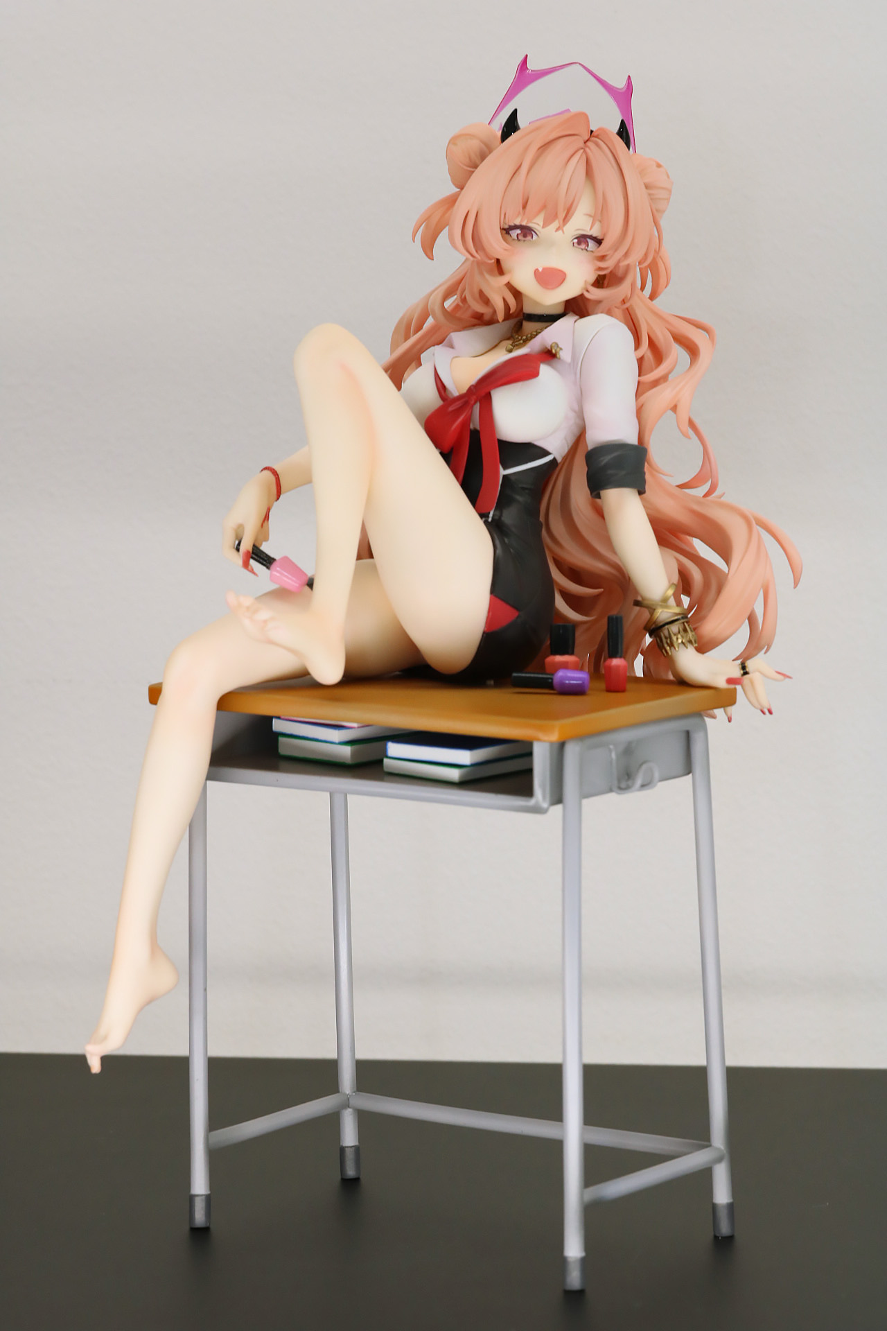 机に座るキララを1/7スケールで再現