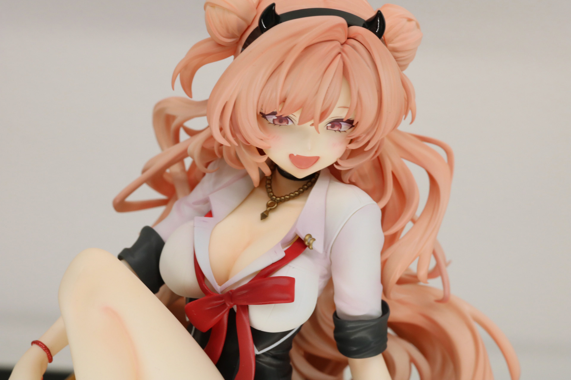 ネックレスやリボンも細かく造形