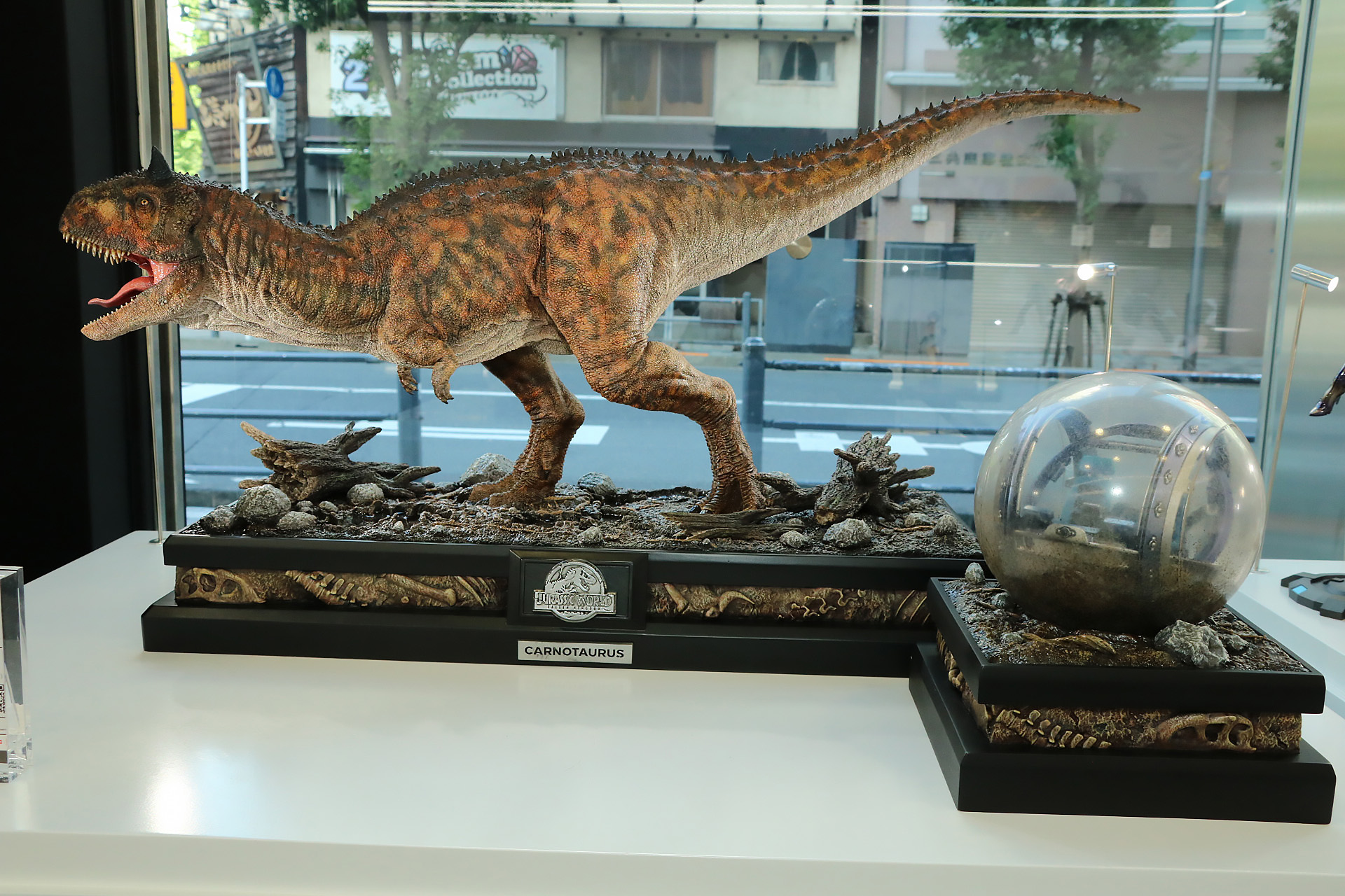 スケール：1/15 本体寸法：H:38cm W:70cm D:33cm（カルノタウルス）、H:20cm W:18cm D:18cm（ジャイロスフィア） 重量：13.65kg
