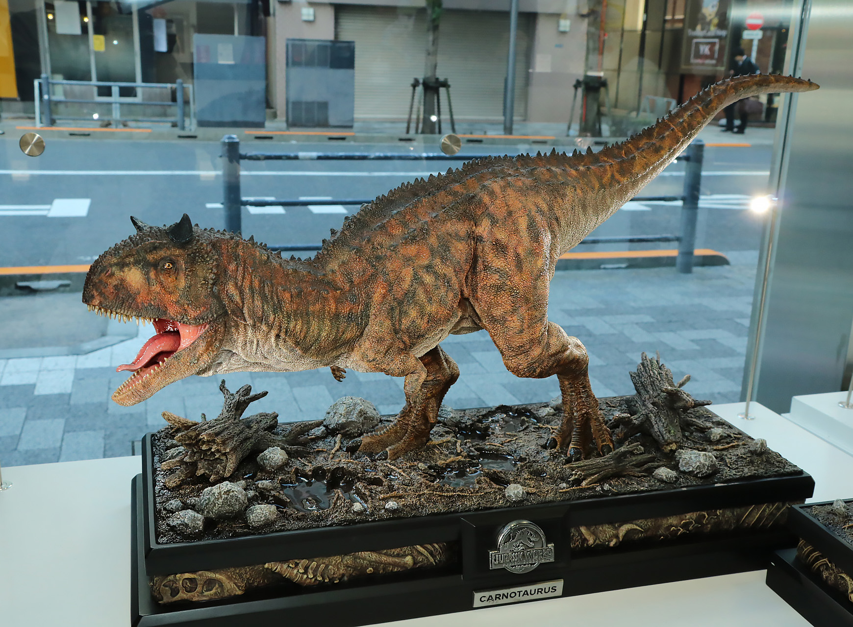 幅70cmの大迫力のサイズ感でカルノタウルスが立体化