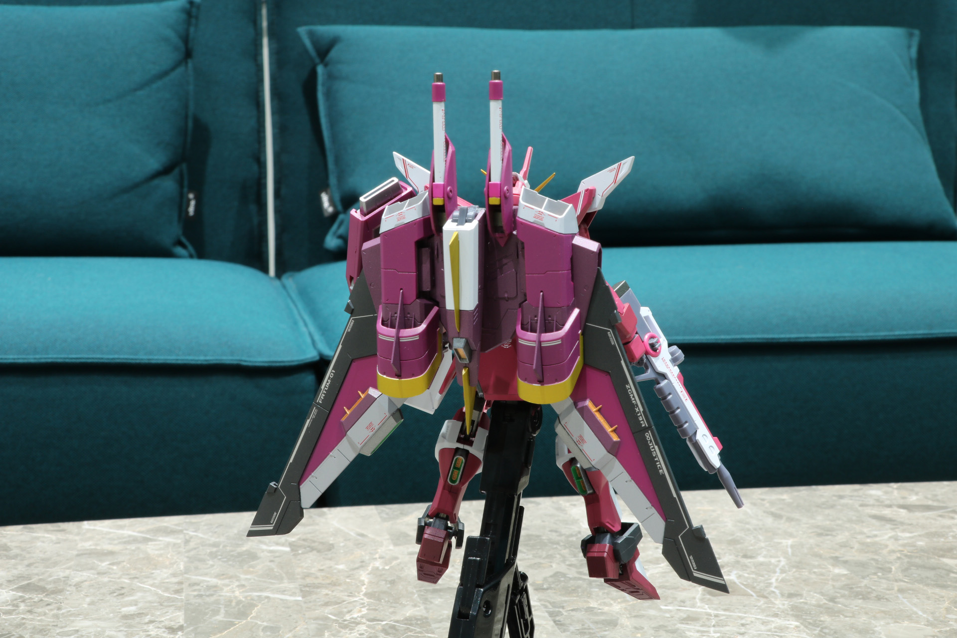 「ファトゥム-01」を上げた状態にすることができ、ノズル造形なども細かく再現されている