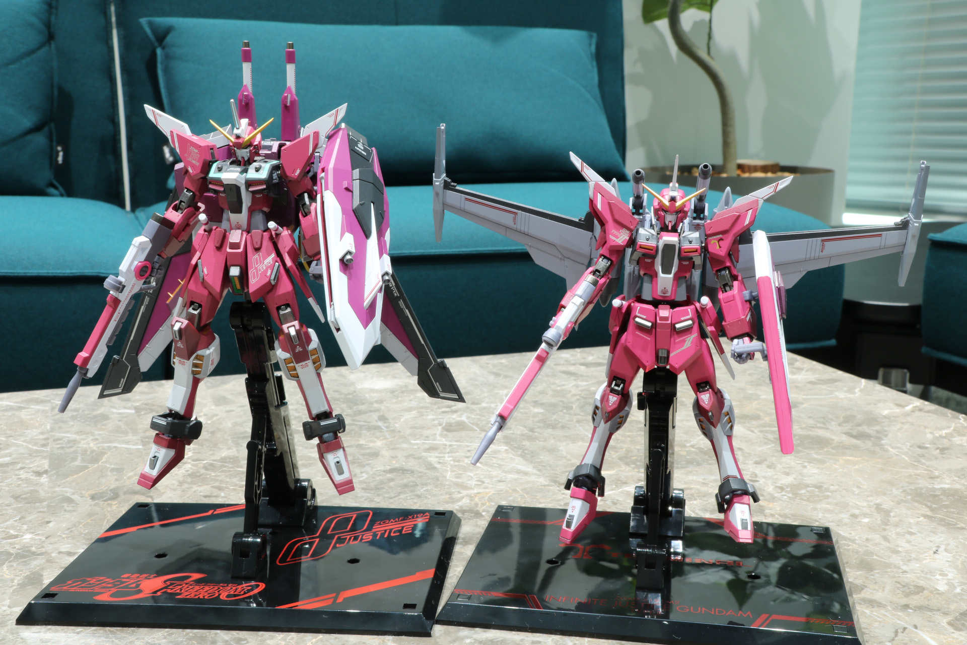 「METAL ROBOT魂 ＜SIDE MS＞ インフィニットジャスティスガンダム弐式」（右）と比較