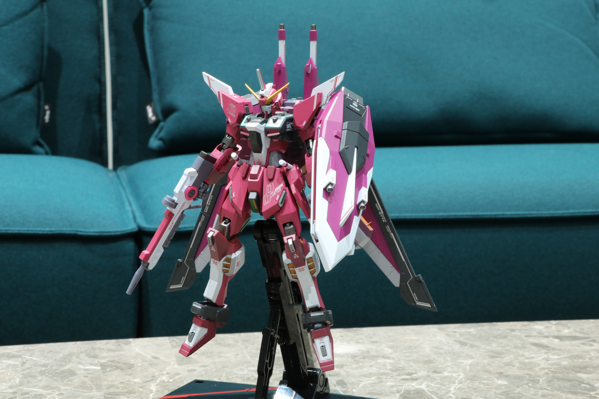 『機動戦士ガンダムSEED FREEDOM ZERO』に登場する「インフィニットジャスティスガンダム」をMETAL ROBOT魂で立体化。新規シールドの「ハヤトノタテ」などが再現されている