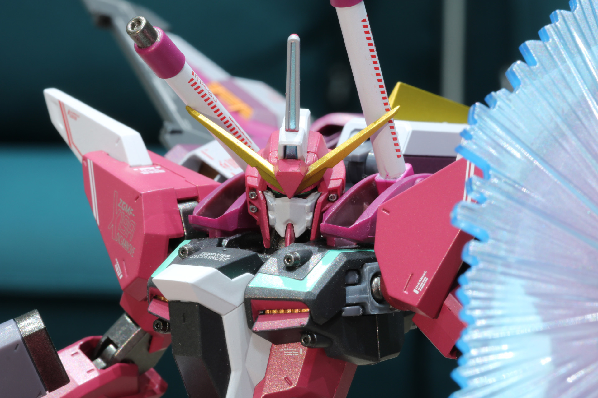 頭部造形はCG作画をイメージした新規造形となっている