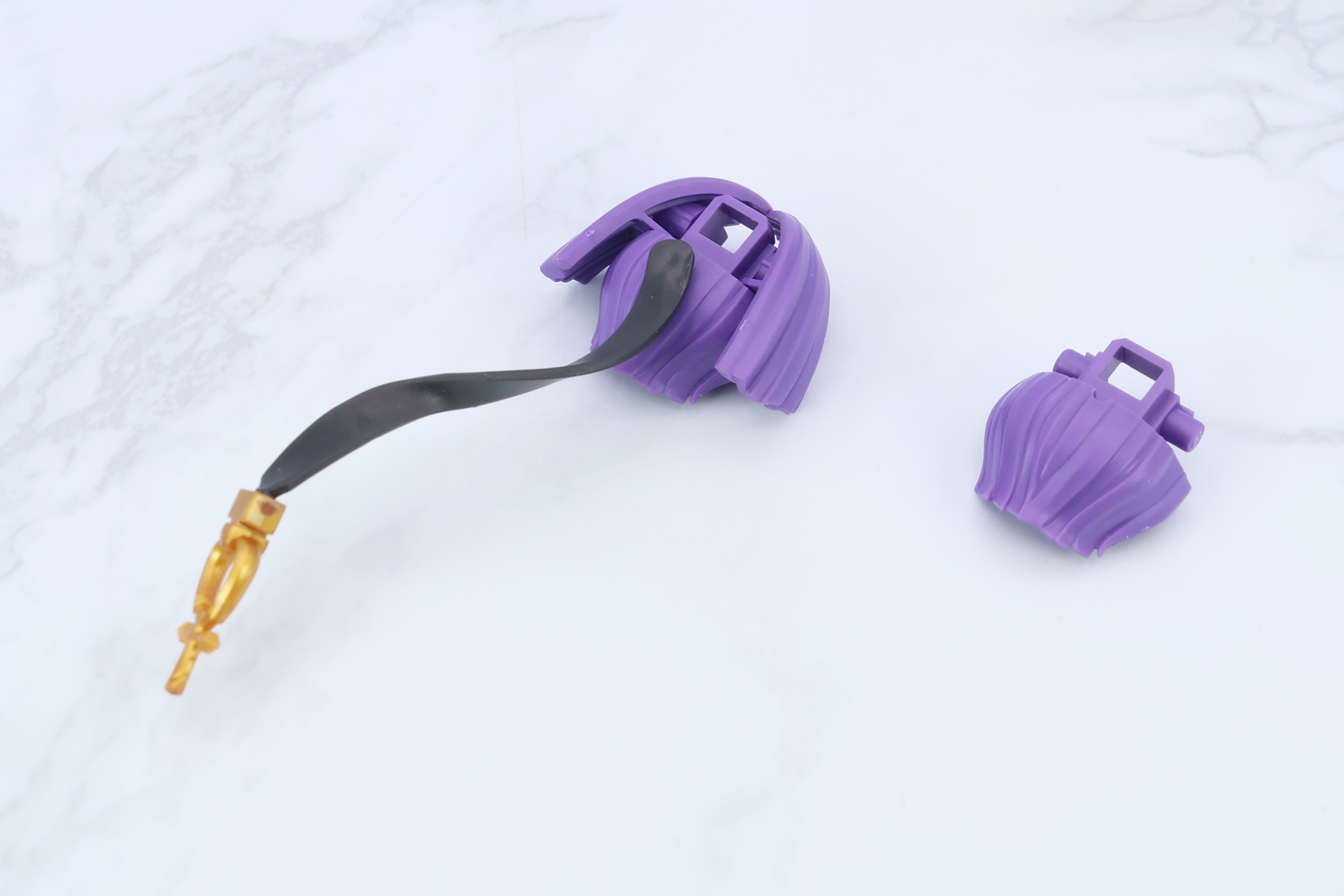 後頭部のパーツはダボのあるものとないものの2種類がある。なおベルトを取り外すには頭部を分解する必要がある