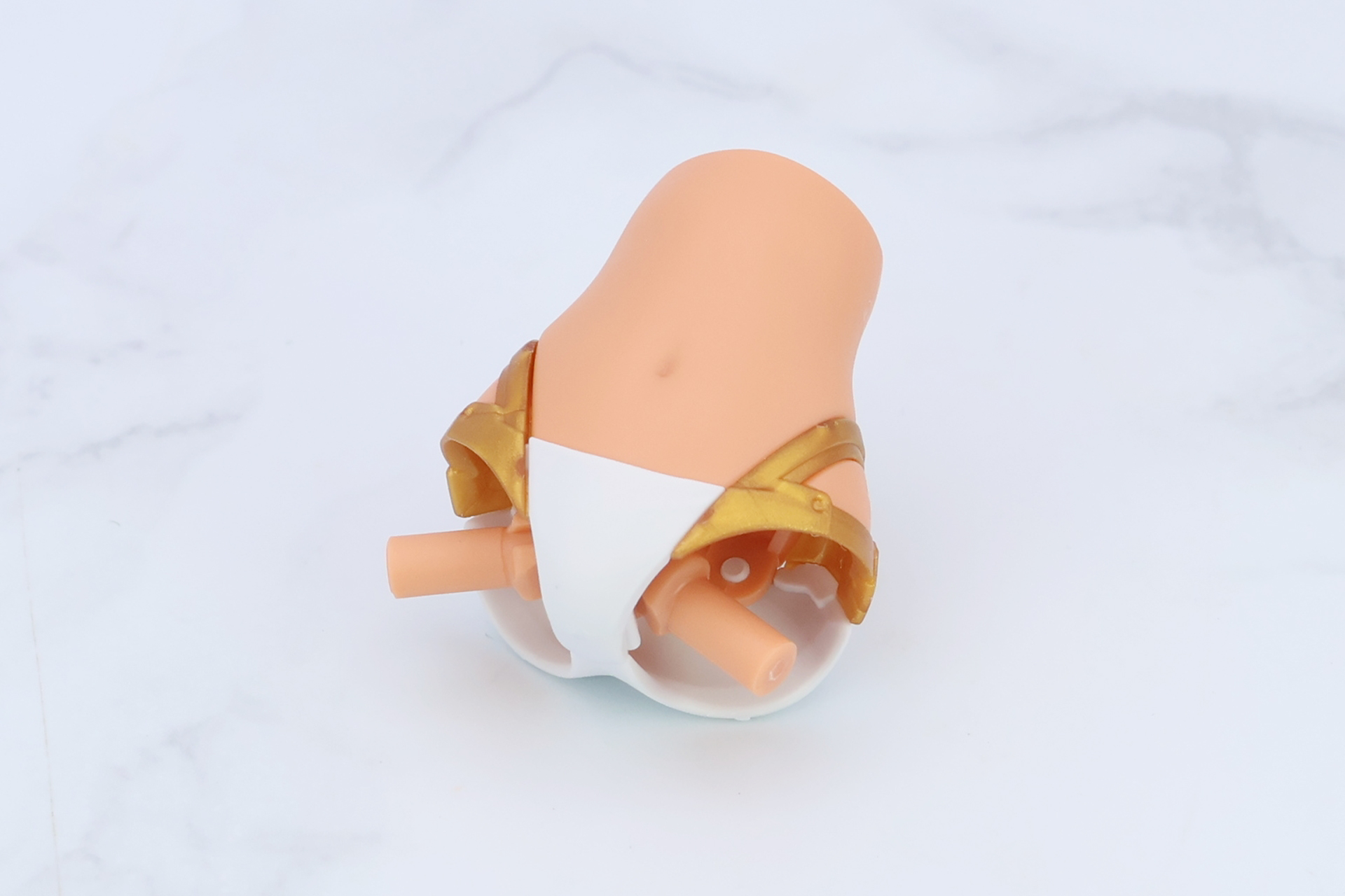 完成した腹部。腰の左右の飾りは隙間ができないようしっかりはめ込んでおく