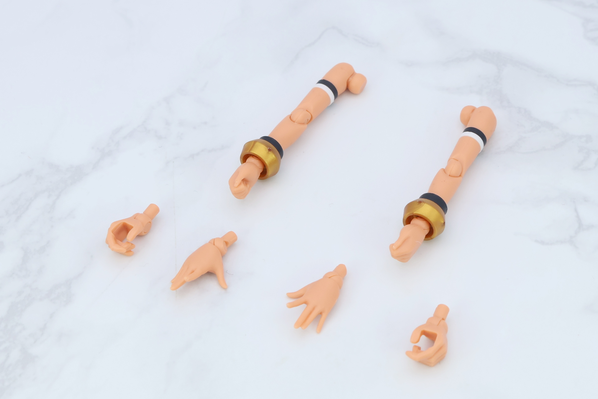 完成した腕。上腕のリングは、カスタマイズ用のジョイントがあるものも付属している
