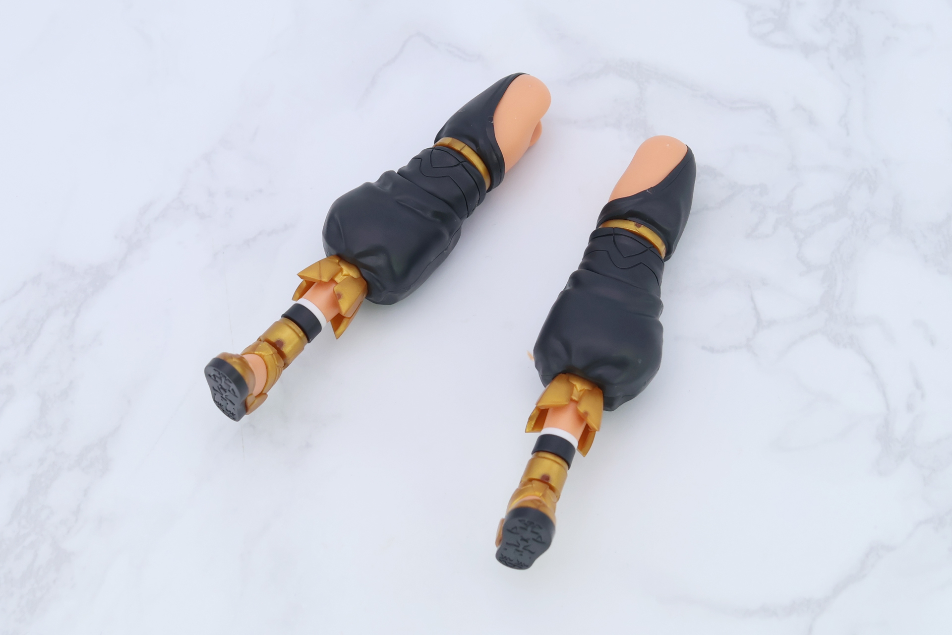 完成した脚部。太もも、パンツの裾の飾りなどをリング状のパーツで表現している