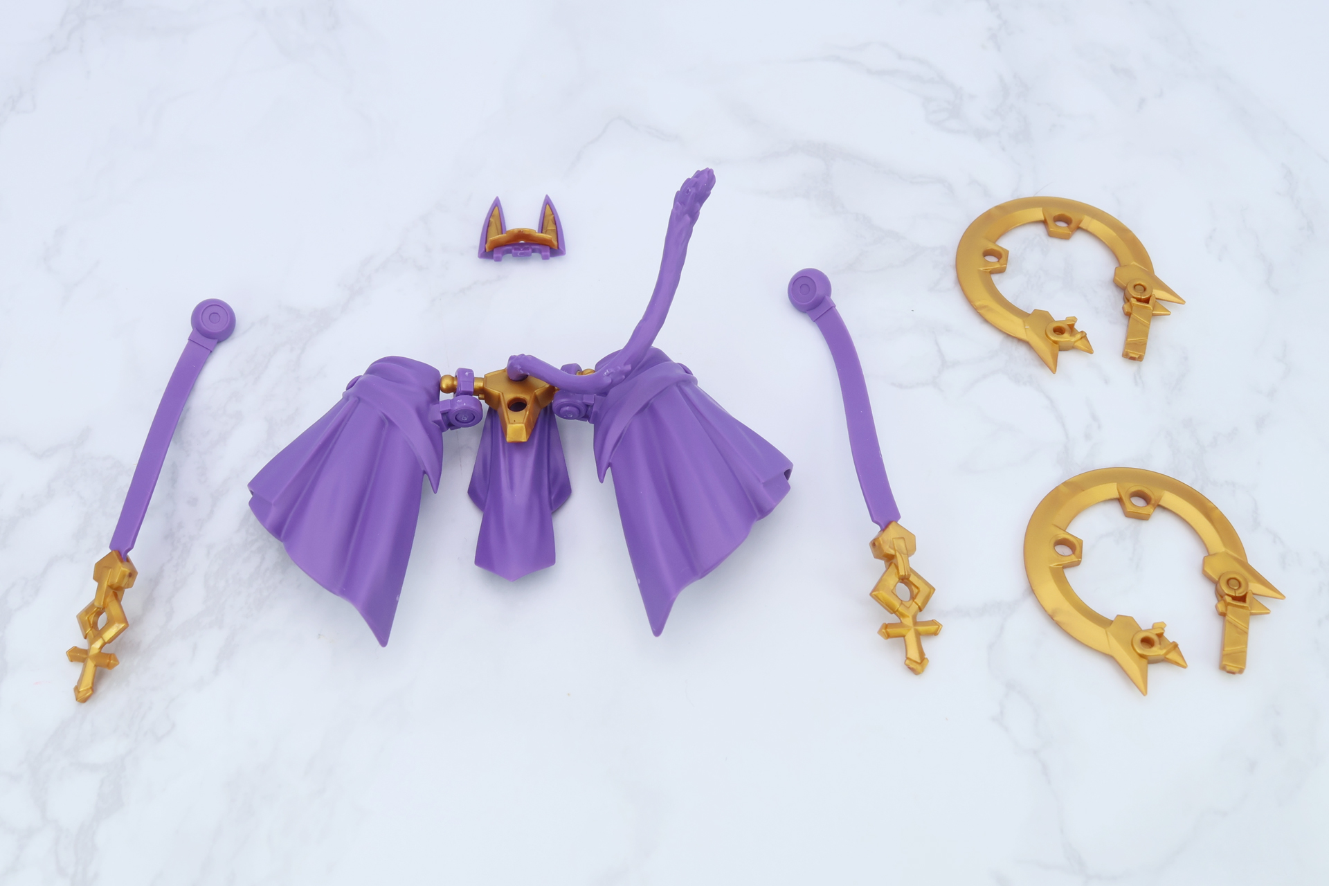 完成した装備品。カチューシャ、スカート、スカートのベルト、武器となる
