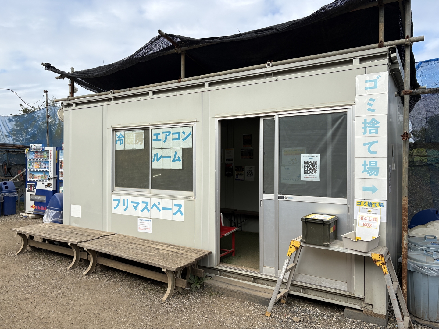 エアコン完備の小屋も。手前にはフリマスペースも用意されている
