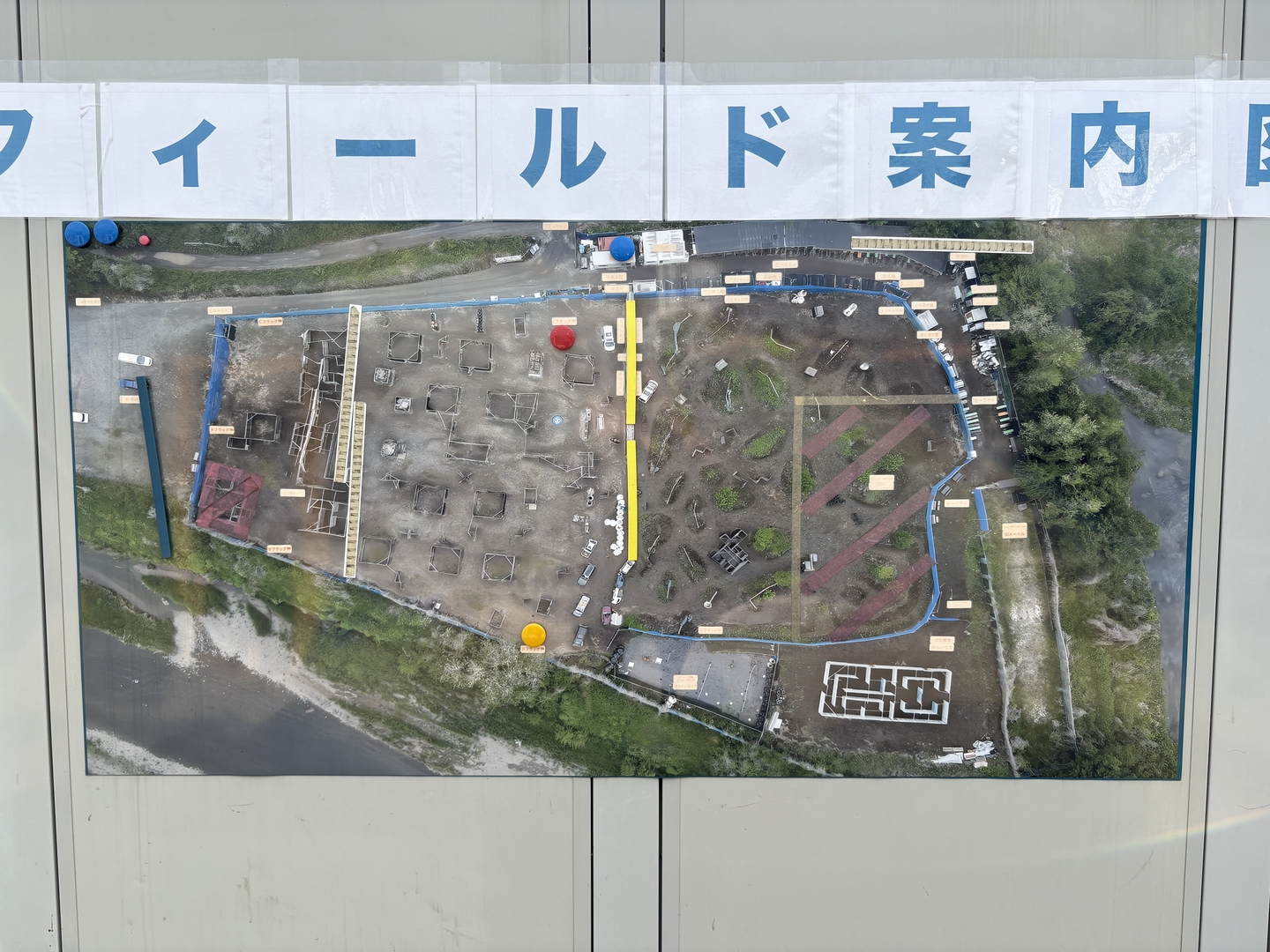 フィールド全景。中央の黄色部分がキャットウォークとなっている