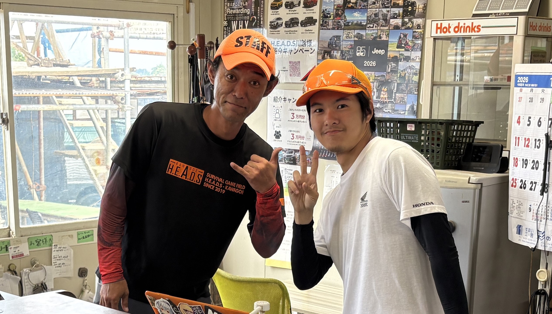 店長の恭平氏（左）とスタッフの方（右）