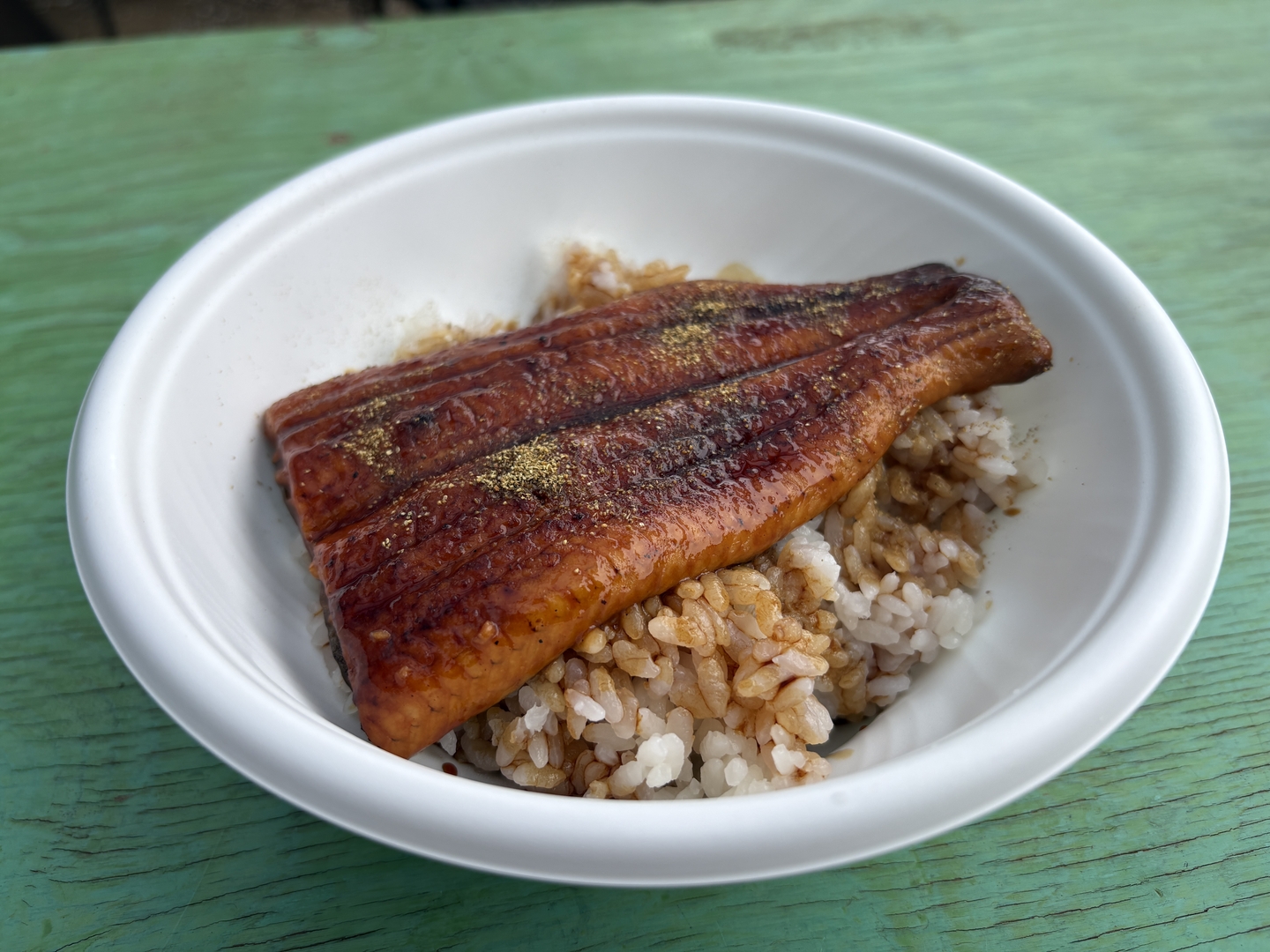 うな丼も販売（1,400円）。身が引き締まっているだけでなく、ジューシーでもあり、程よい焼き加減の香ばしさもある。こちらも衝撃のうまさだった