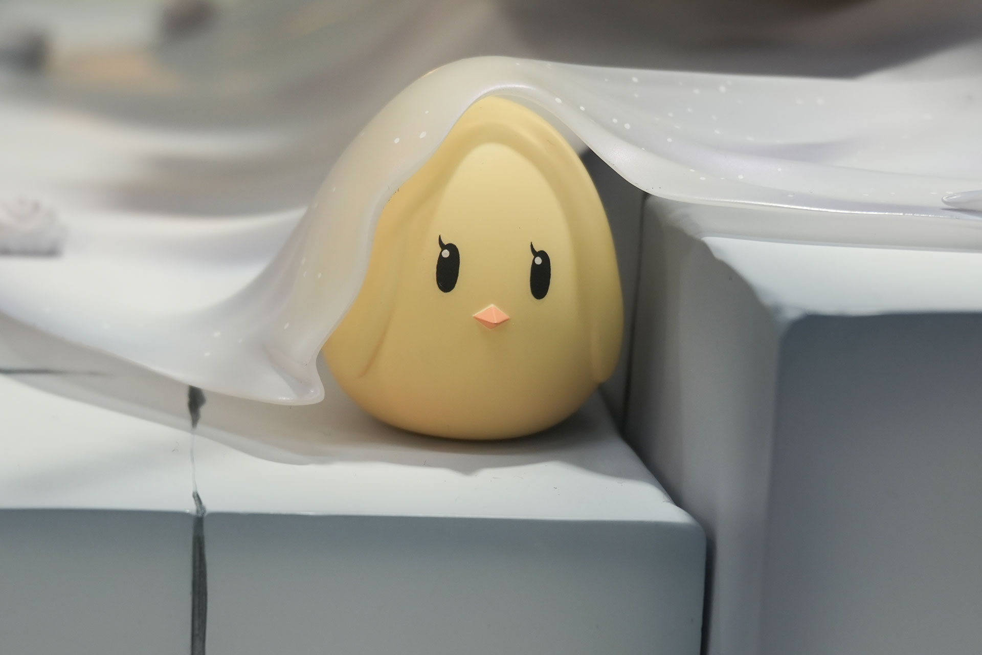 ドレスの裾から饅頭が顔をのぞかせている