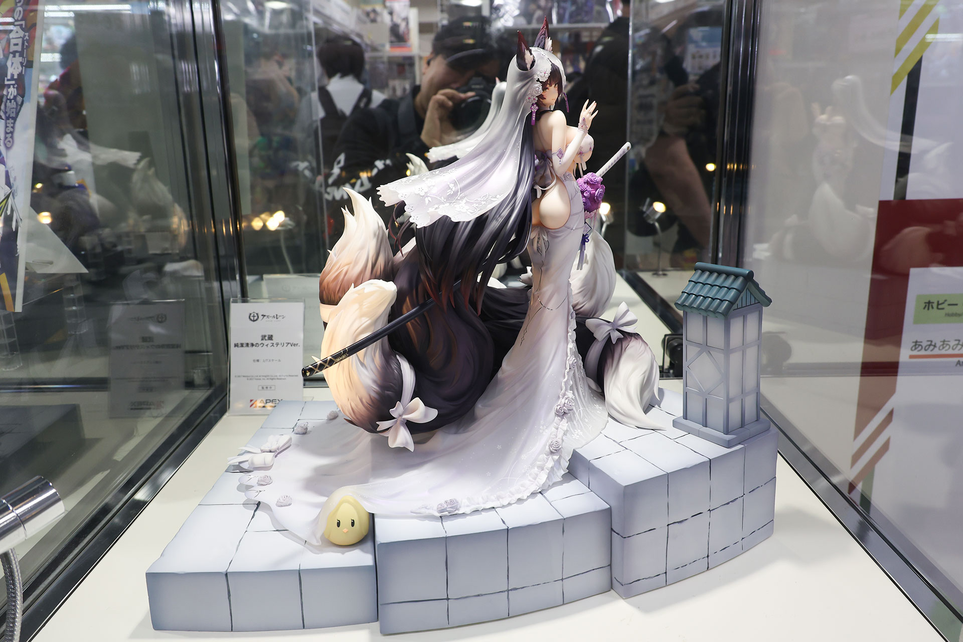 フィギュアの素材はPVCとABSで、全高は約450mmだ