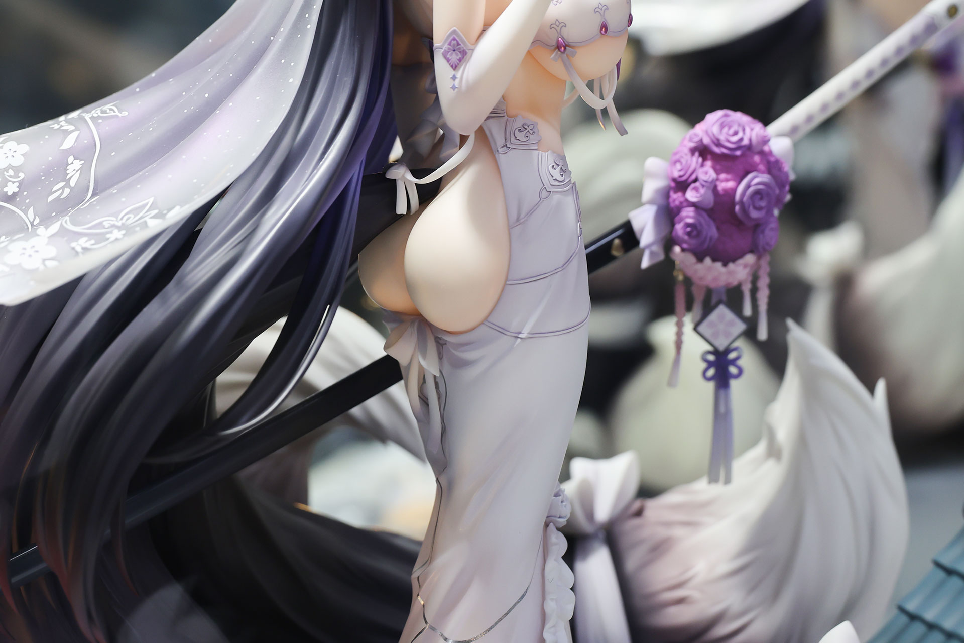 ドレスだが露出度も高めだ