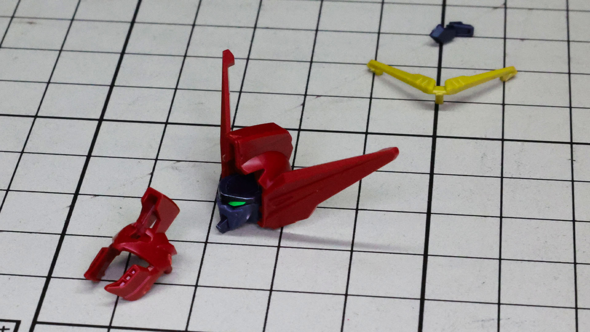 組んだマスクを大きなパーツとして分割されているヘルメットで挟んでいきます