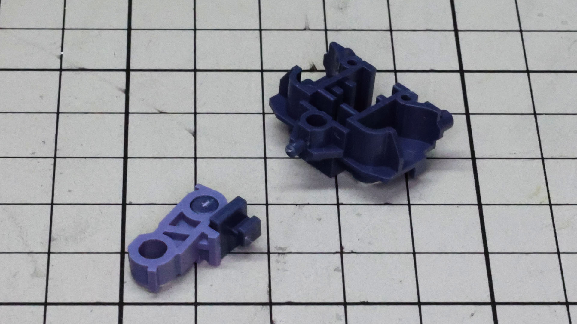 胴体部を組んでいきます。メガソニック砲の基部を組んで胸部メカフレームと組み合わせます