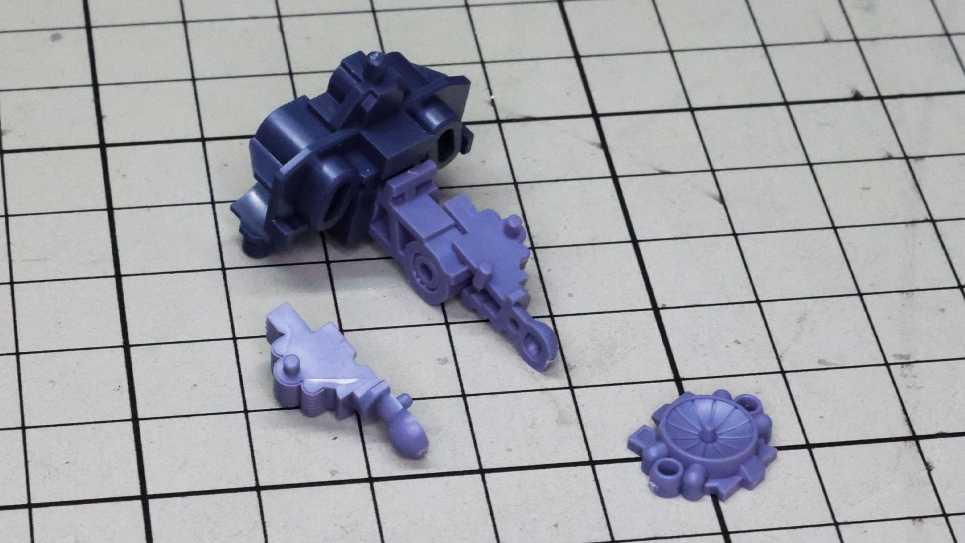 メガソニック砲基部を胸部メカフレームの上から差し込んで、前屈・後屈ができるメカフレームを取り付けます。これで抜けなくなります