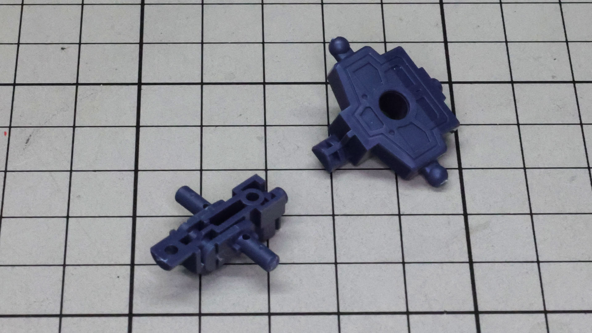 大きなパーツで実現するメカフレームはスイングする股関節パーツを取り付けられます