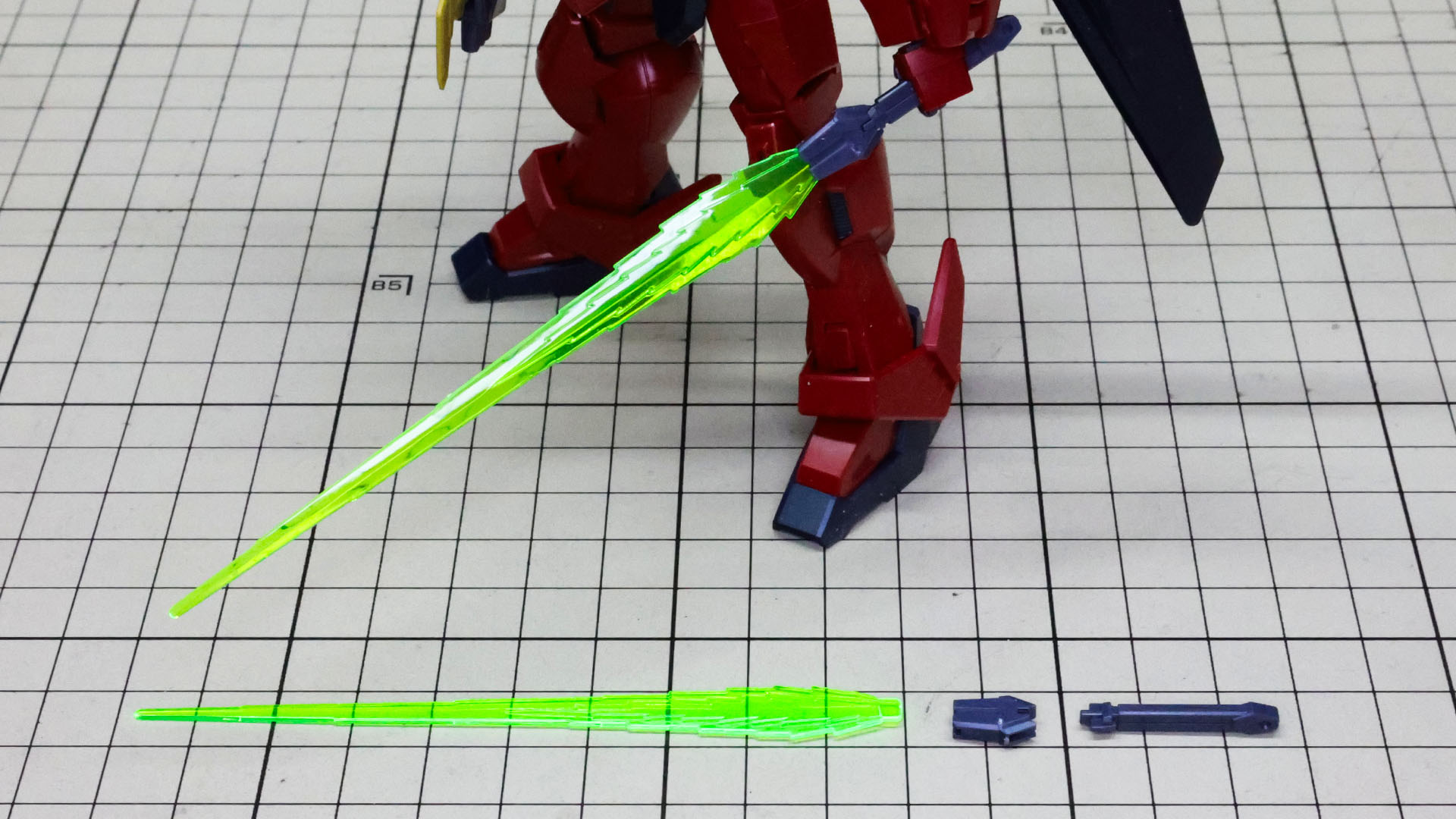 キットにはビームサーベルをもう一組作れるパーツがあるので、キットオリジナルとして楽しむこともできます