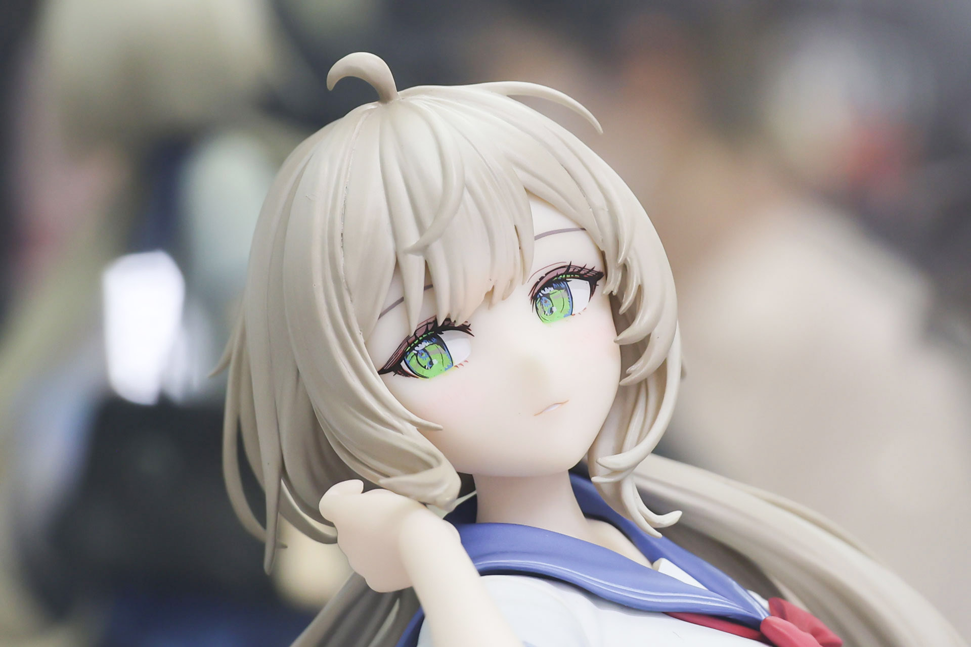 鮮やかな緑色の瞳と、控えめな口元が可愛らしい