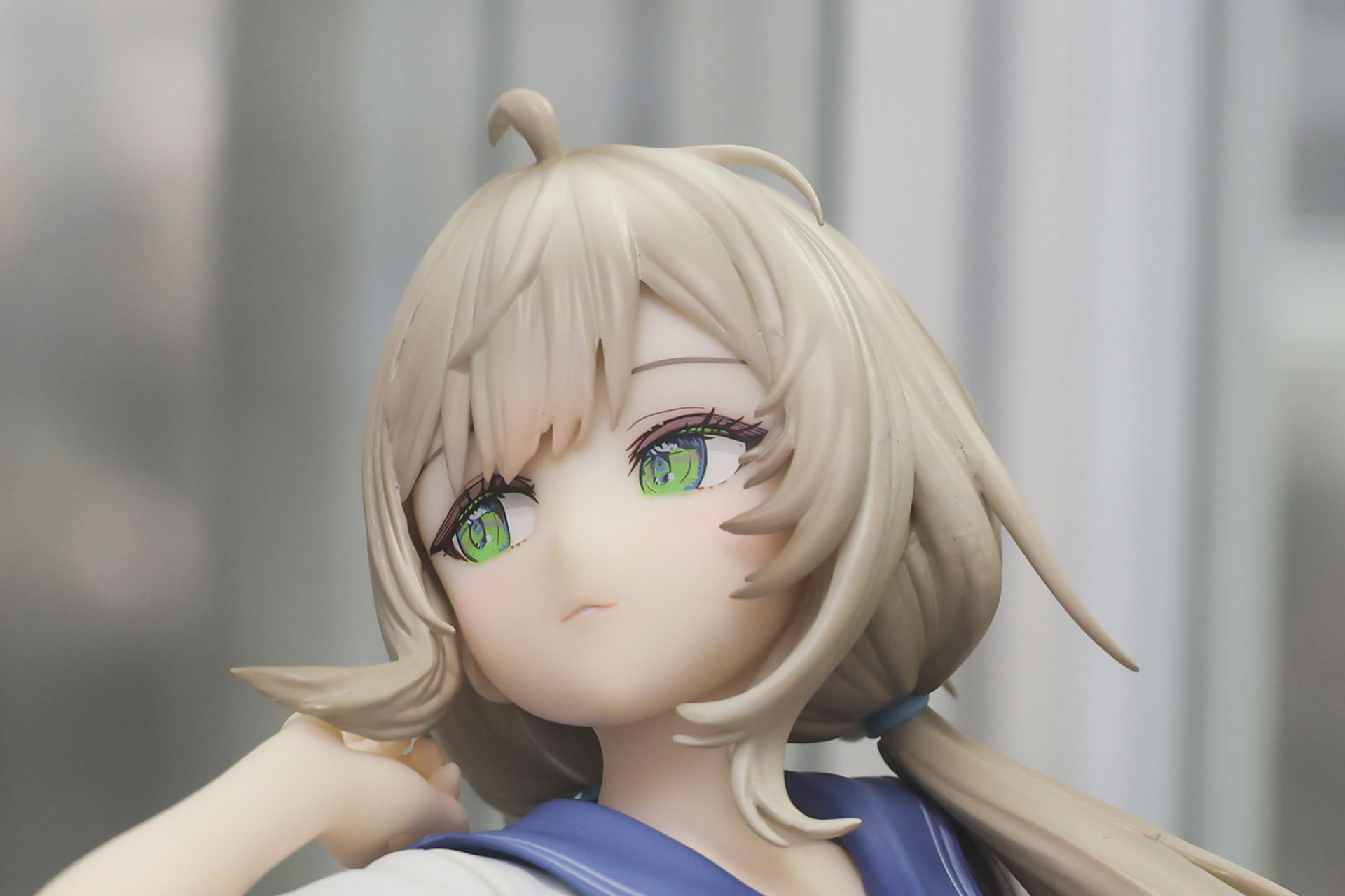 頭頂部のアホ毛や細かく分かれた前髪も再現されている