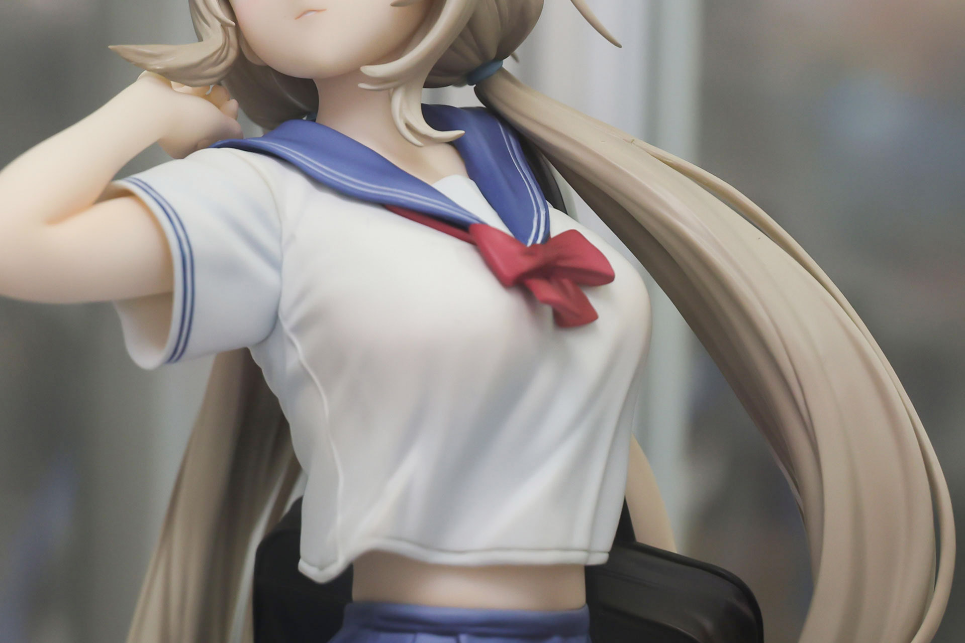 白と青を基調にした制服に赤いリボンが映える