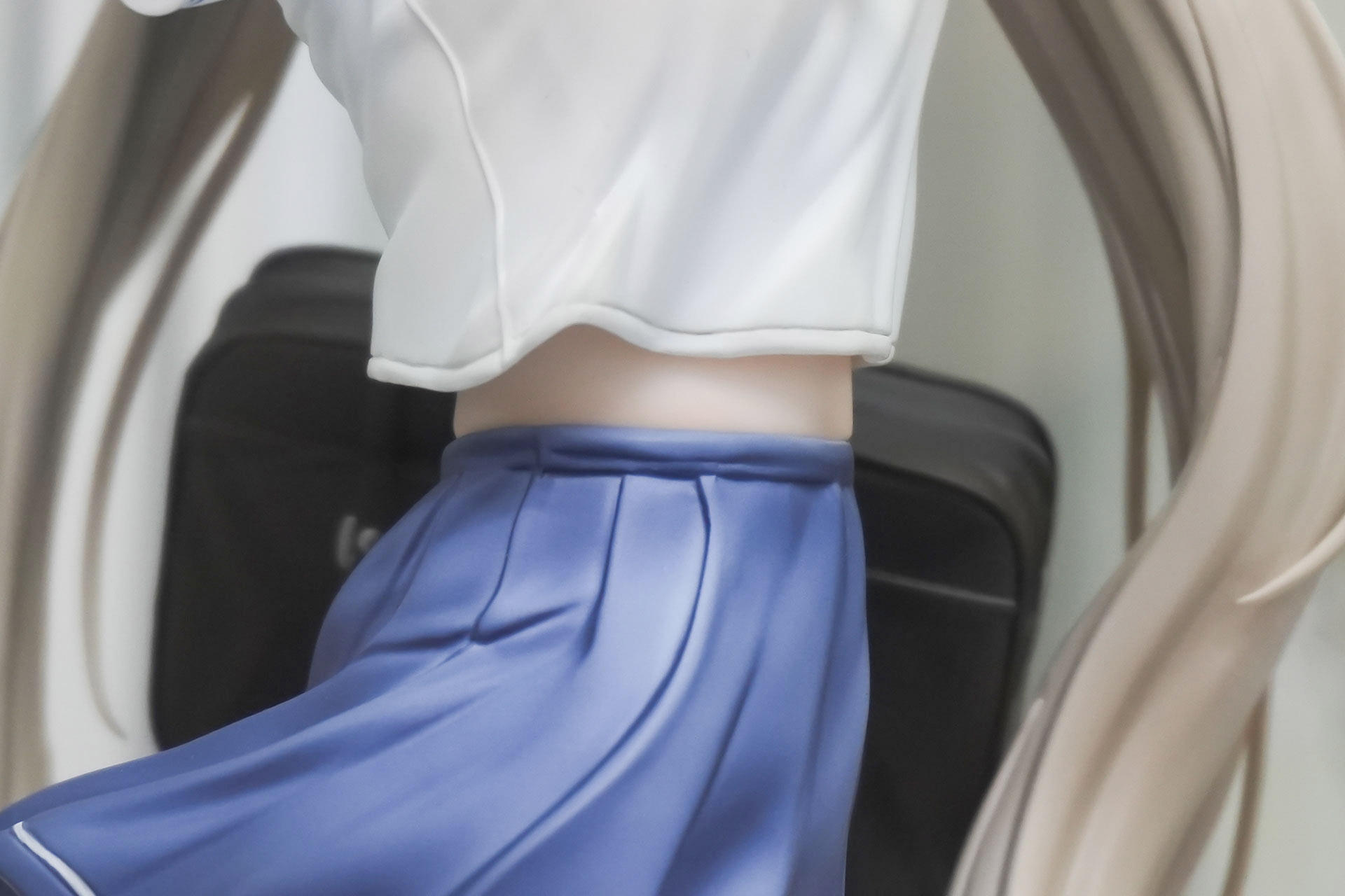 制服のトップスは丈が短めだ