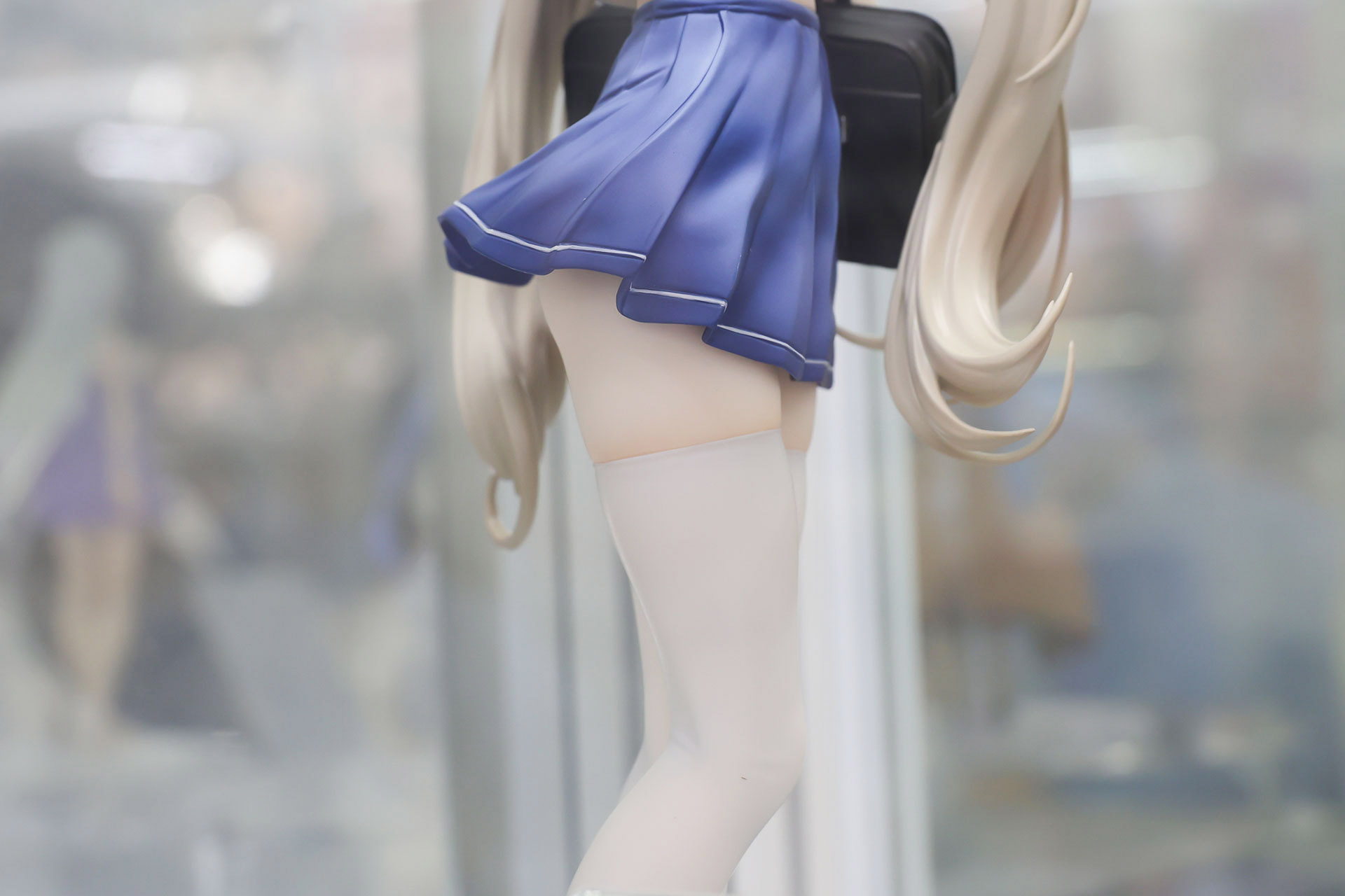 風になびいているようなスカートの造形も見事だ