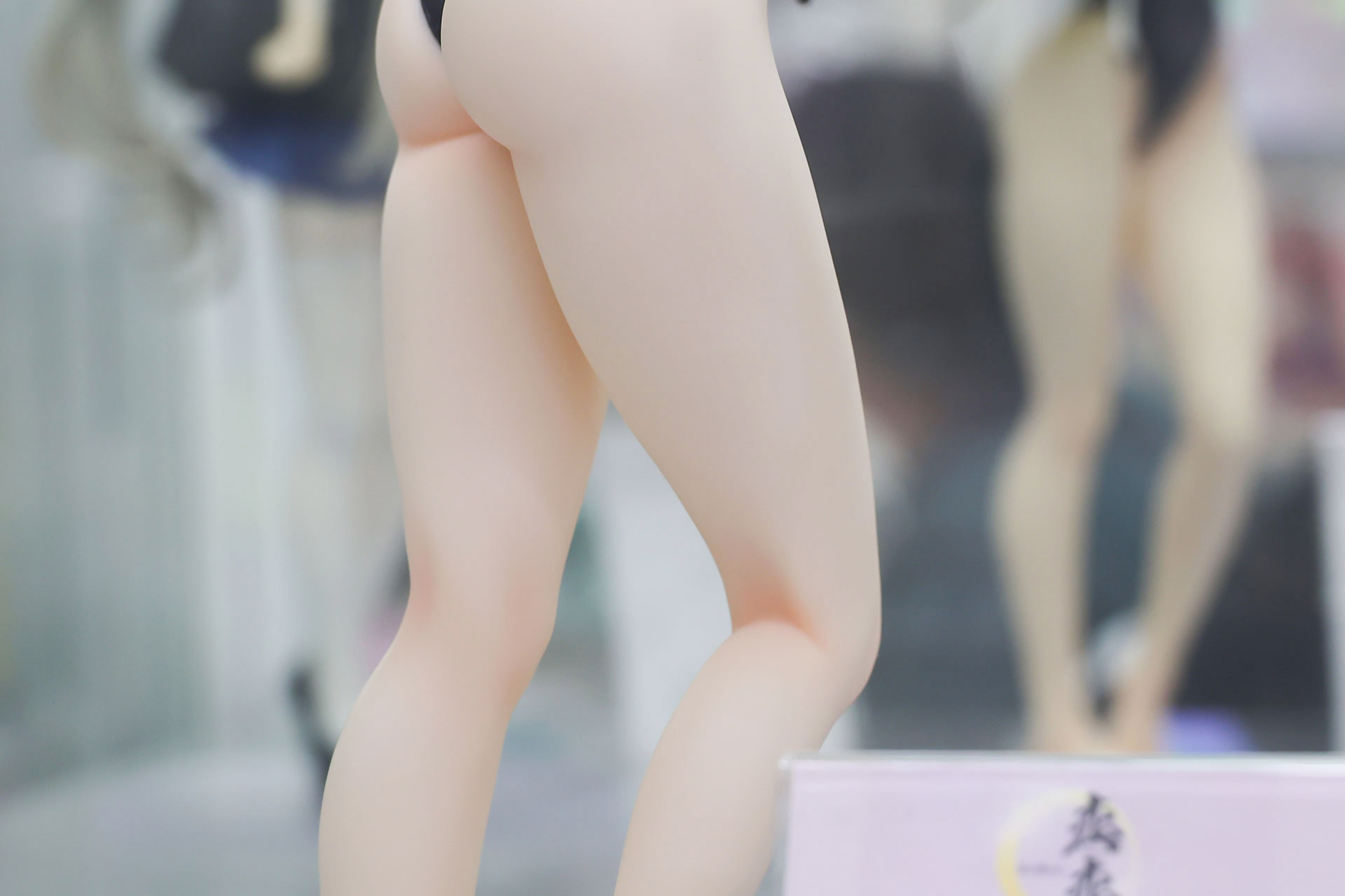 白い素肌がまぶしい！