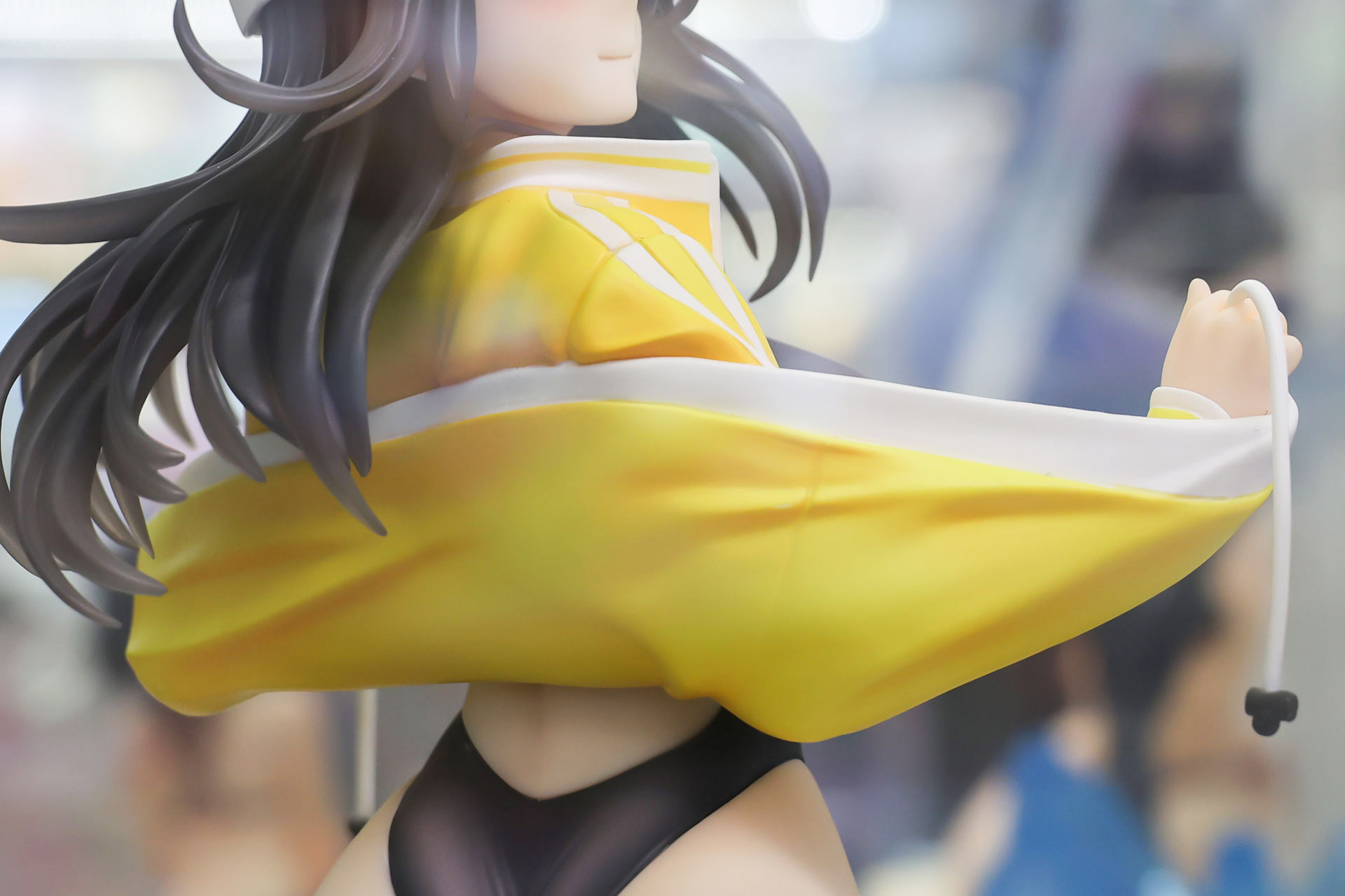 大きく広がった袖のシワも立体的に表現されている