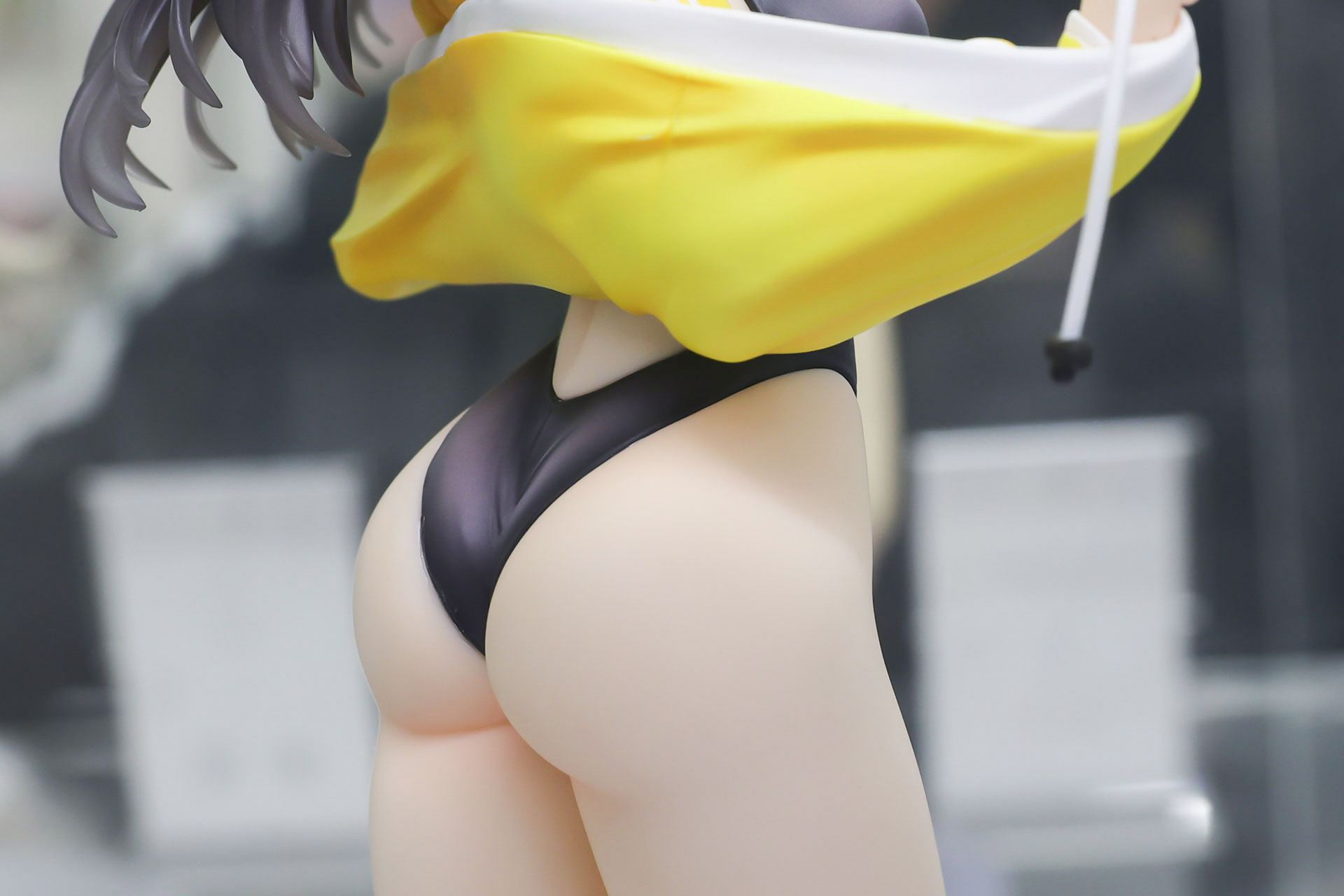 水着のデザインと腰まわりのラインがよくわかる