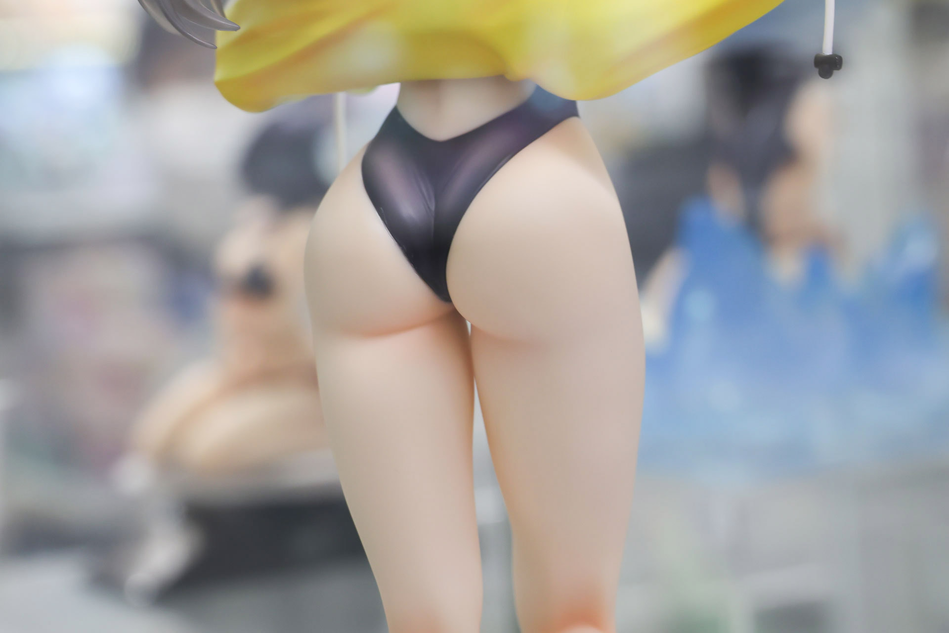 すらりと伸びた脚も見どころのひとつだ