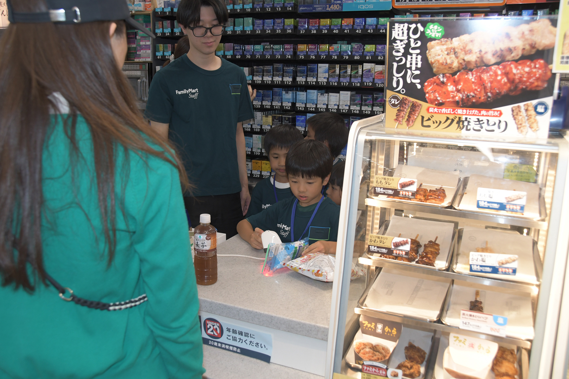 お父さん、お母さんをお客さんに、レジ打ち体験