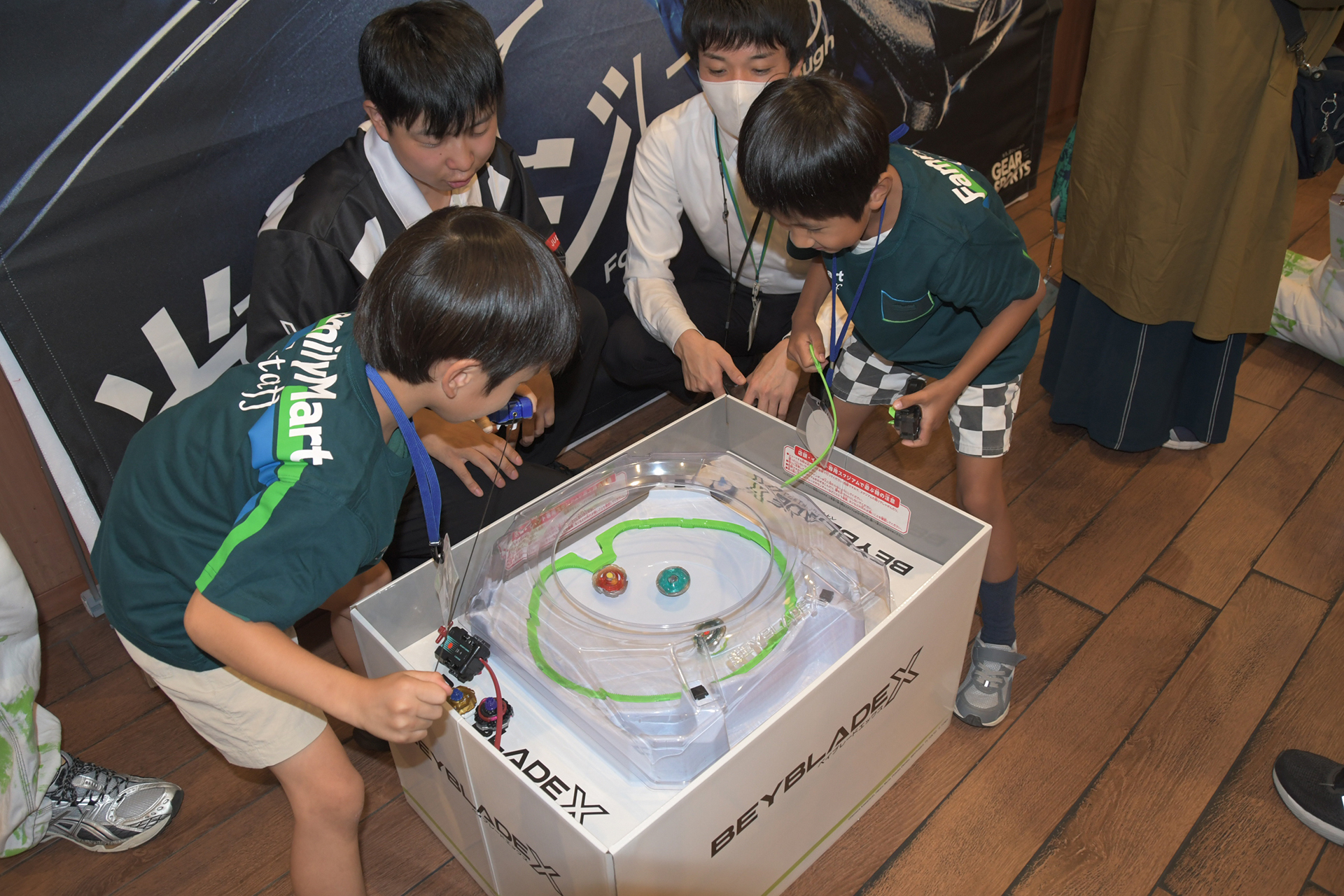 ファミリーマートが2019年から行っている地域交流イベント「ファミマこども食堂」。今回初めてエンタメコンテンツであるバトルホビー「BEYBLADE X」とコラボレートを行った