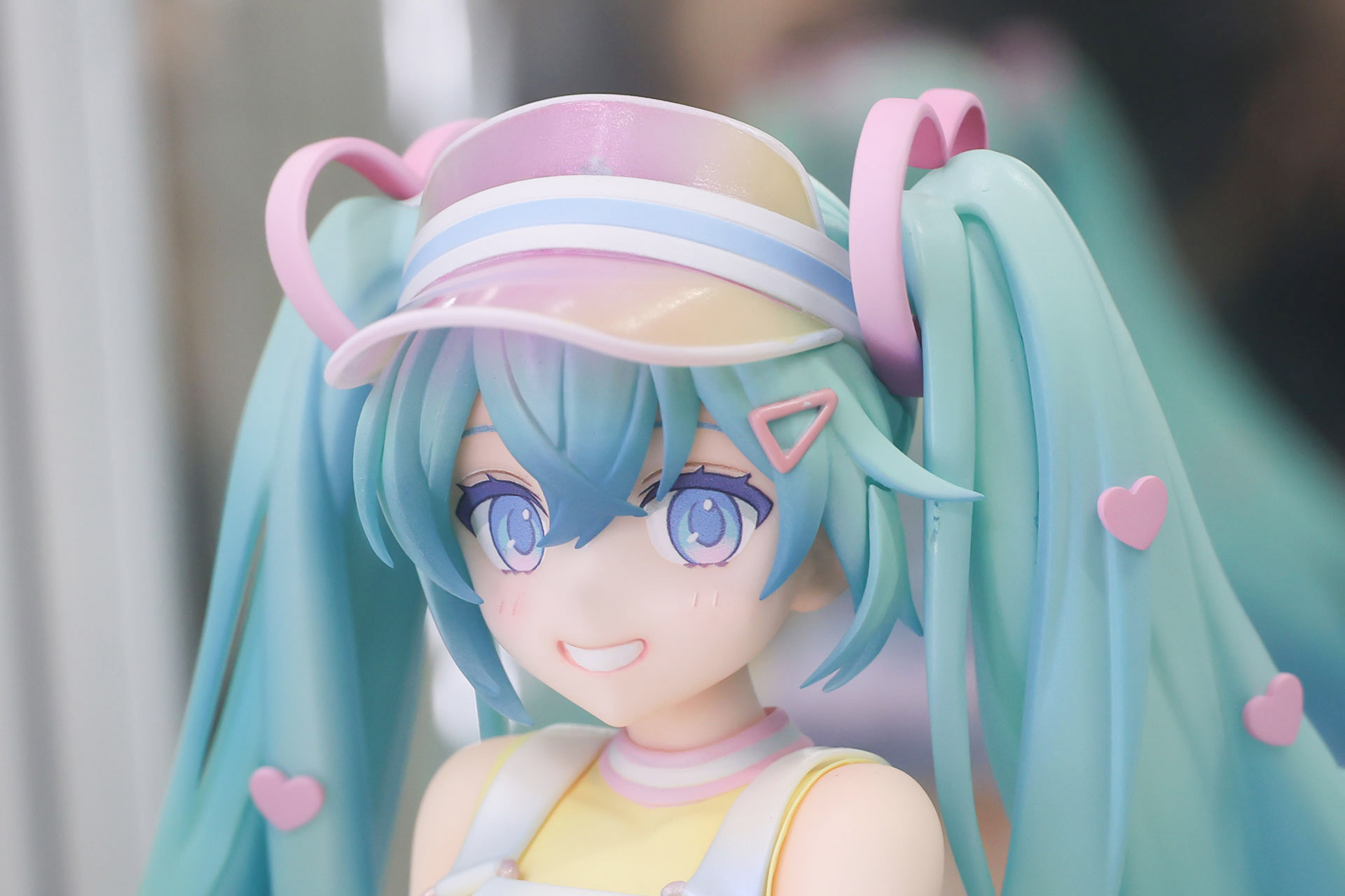 大きな瞳と歯をのぞかせた笑顔がキュートだ