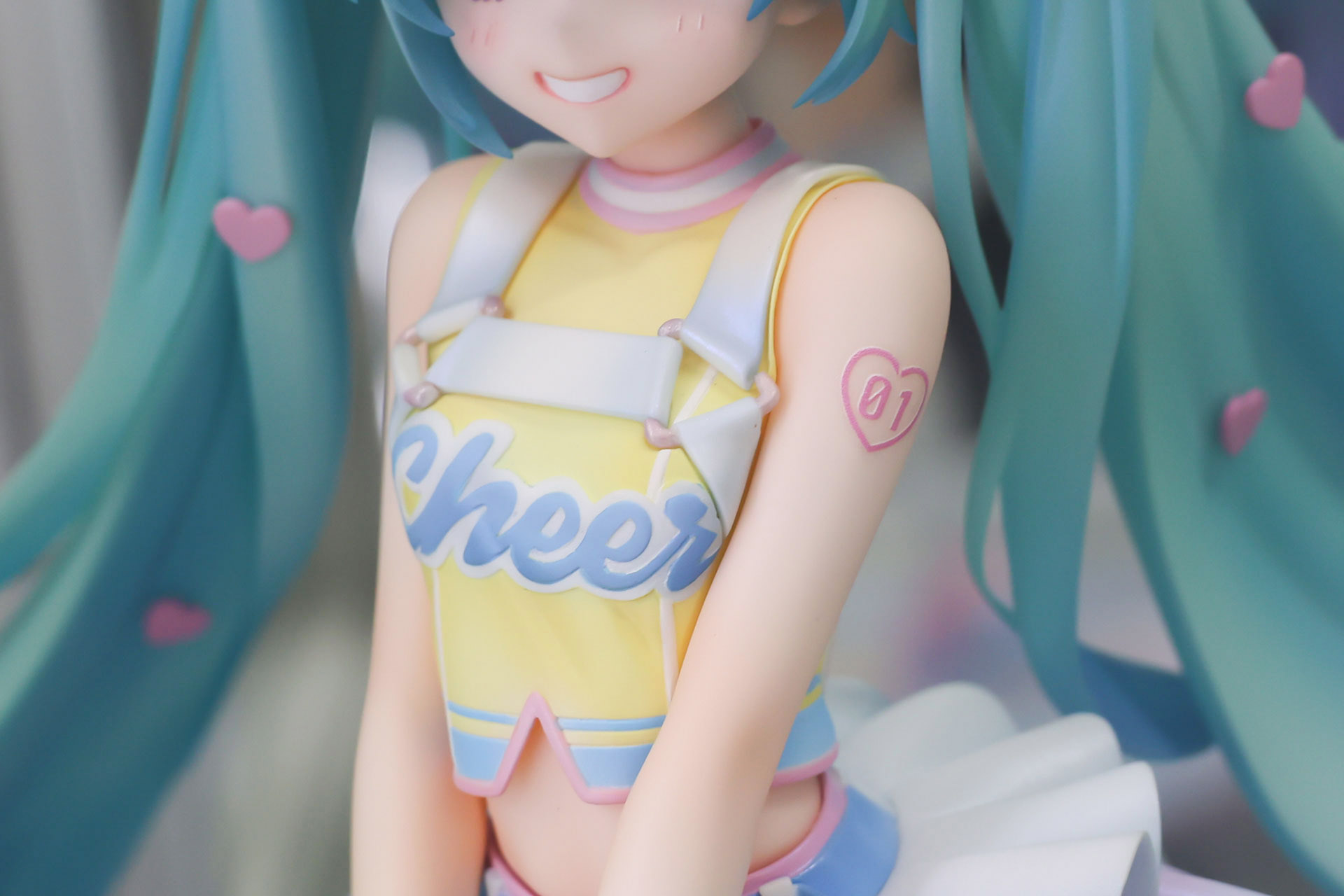 胸元には「Cheer」のロゴがあしらわれている