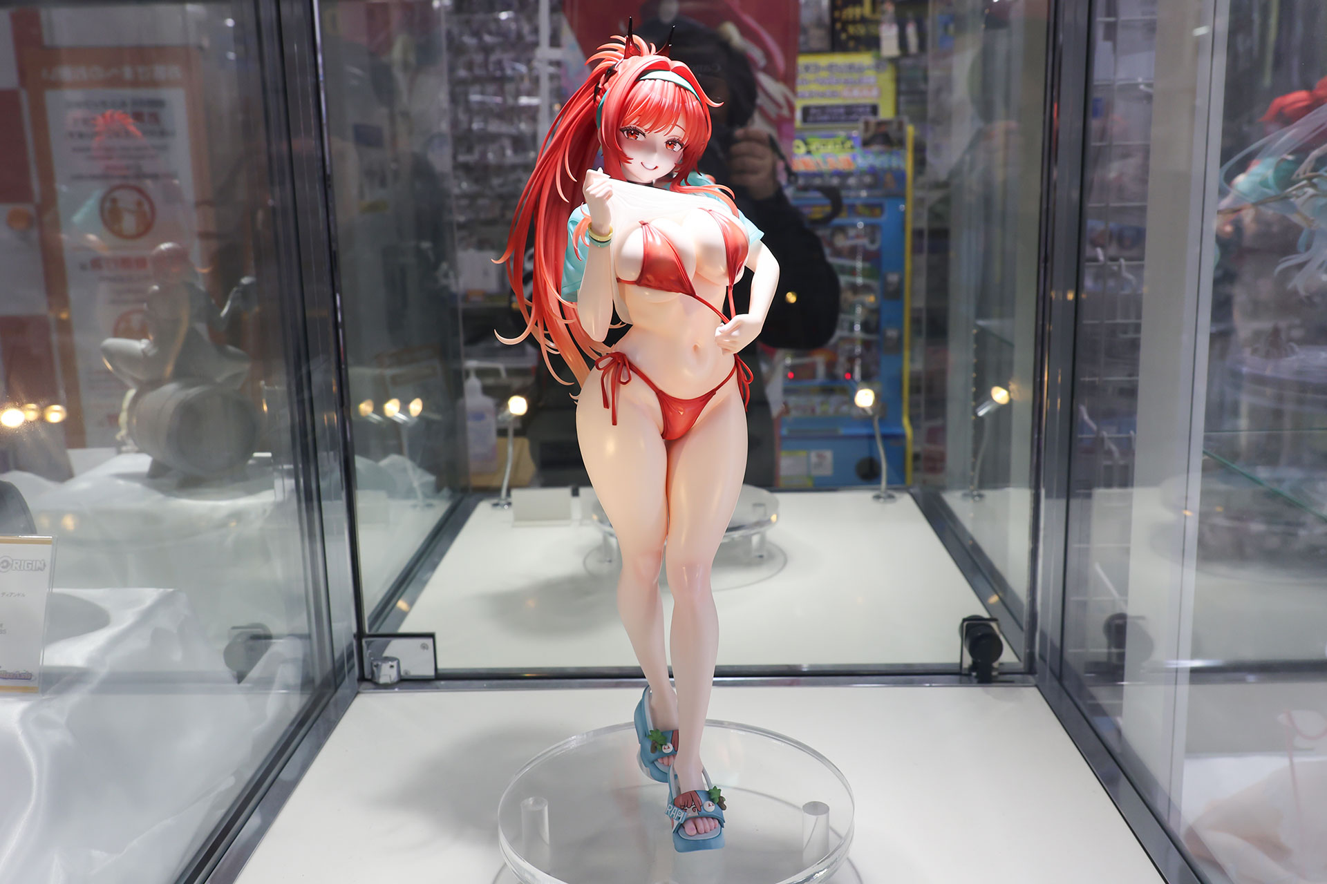 フィギュアの素材はPVCで、全高は約410mmだ