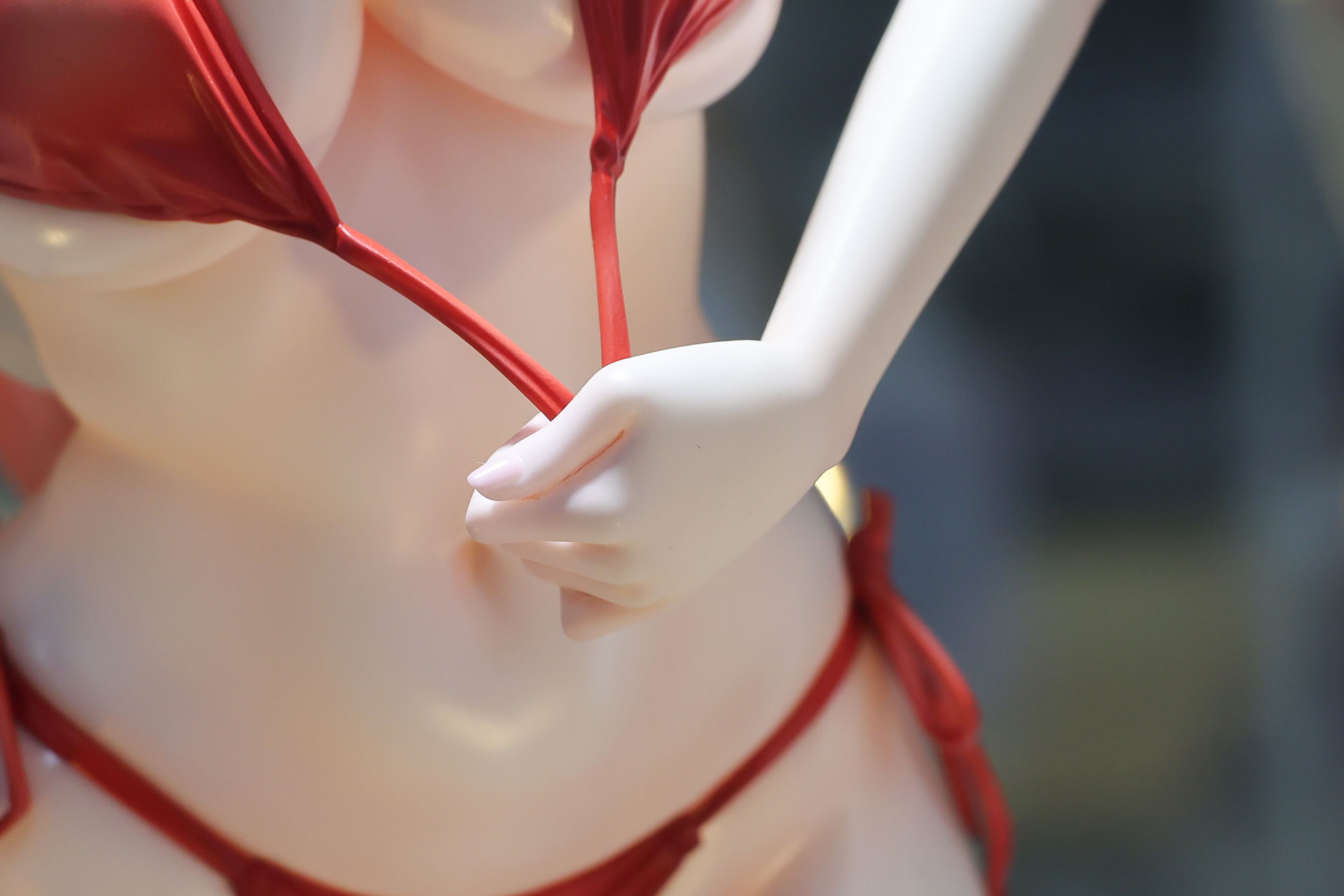 水着の紐を引っ張る指先もしっかりと造形されている