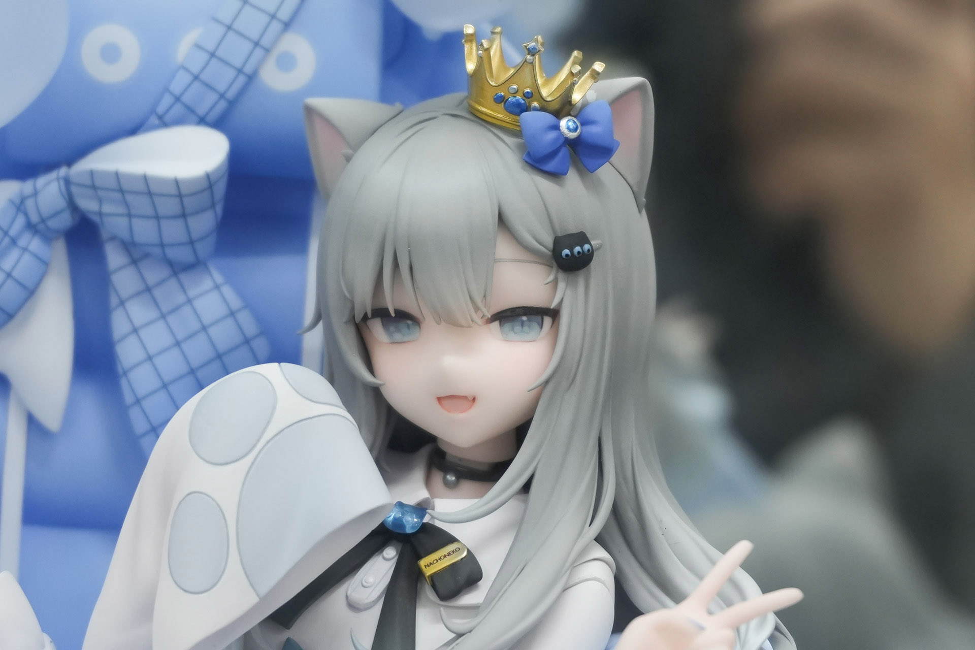 淡いブルーの瞳と小さな牙が覗く口元もキュートだ