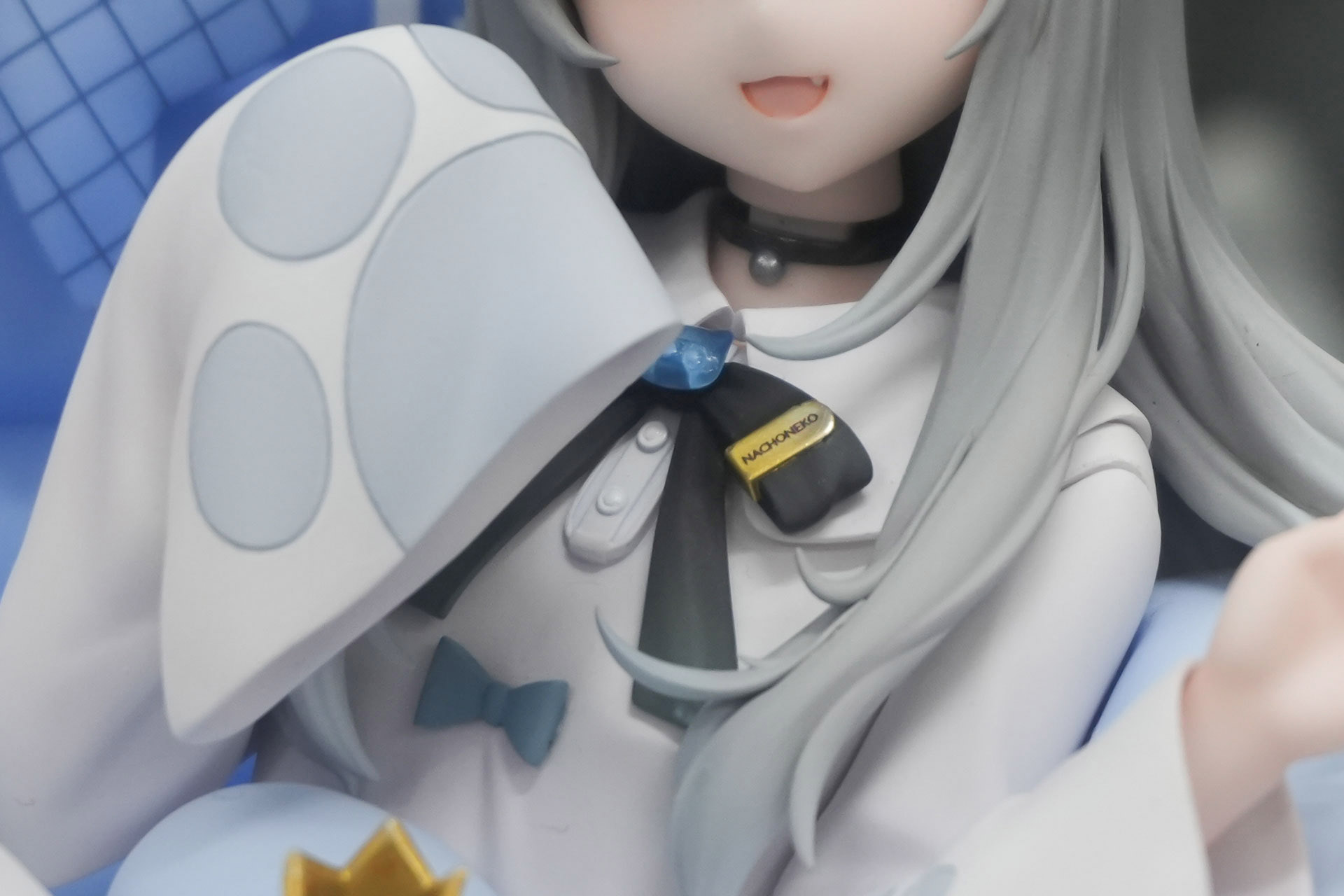 胸元の黒いリボンには名前入りのプレートが付けられている