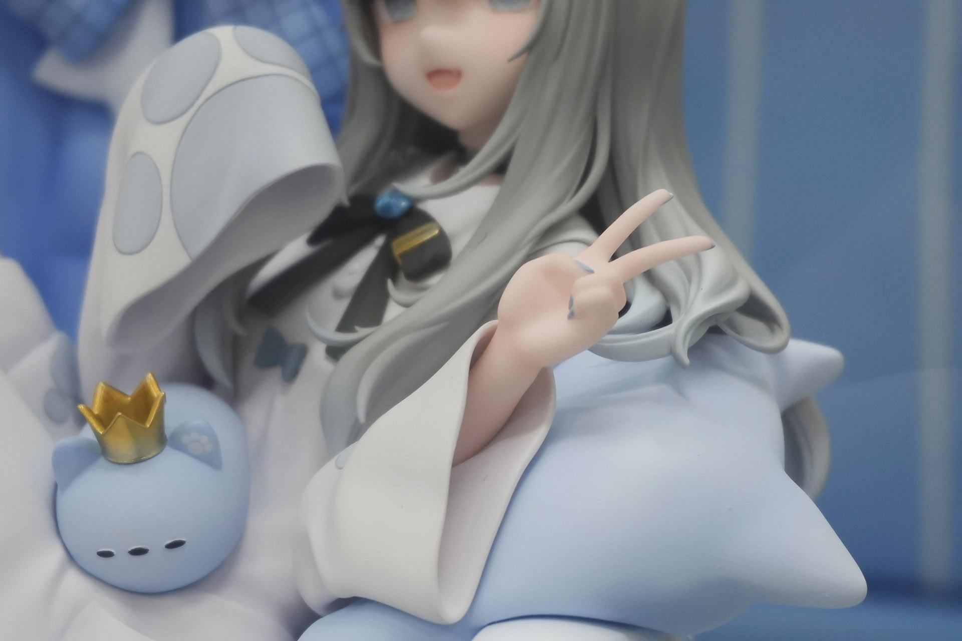 指先まで再現されたピースサインにも注目
