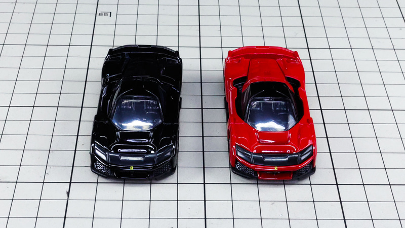 フロント：ひと目で普通の車じゃないことを感じさせるボディーシェイプ