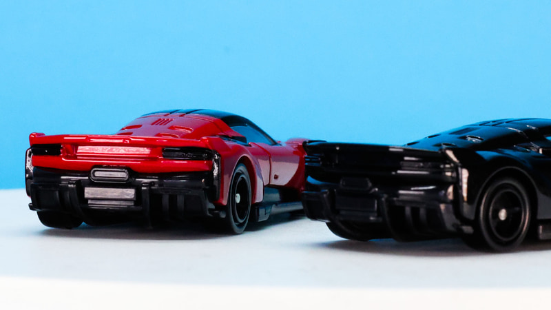 実車では可動するリアウイング（トミカでは可動しません）の造形も細かい！