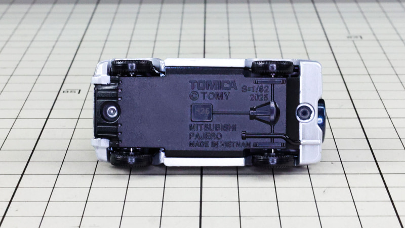 シャーシ：フラットでシンプルながらもラダーフレームを感じさせるディテールです